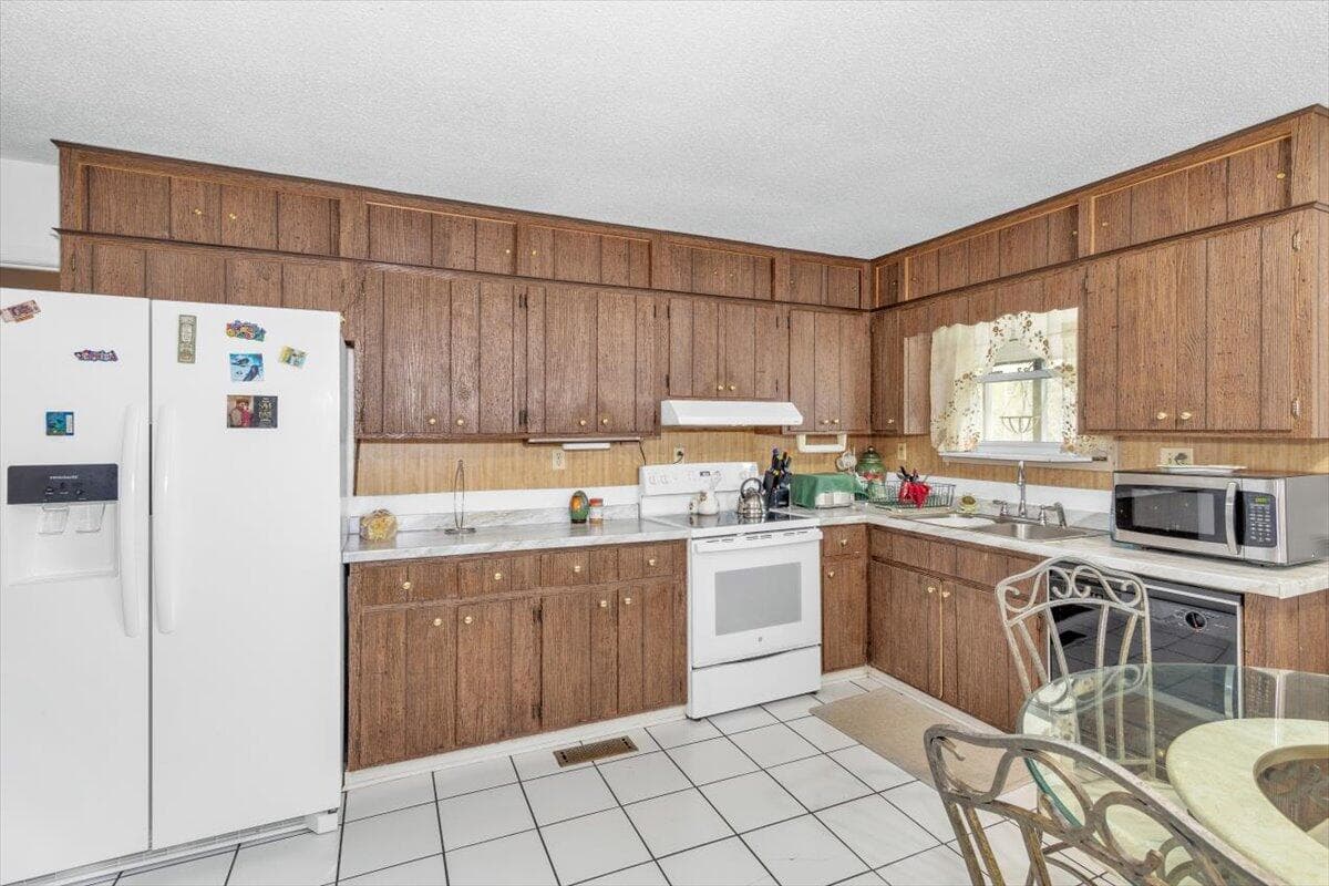 kitchen - 7025 Rance Perry Road, Appling, GA 30802