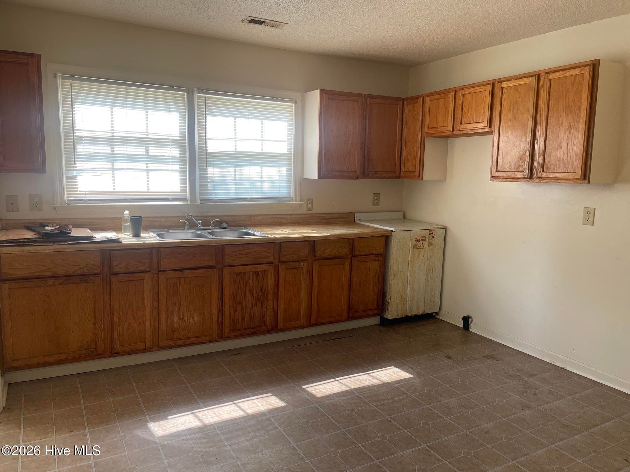 Single Family Residence at 600 Dixon Street, Kinston, NC 28501, photo 5 of 15