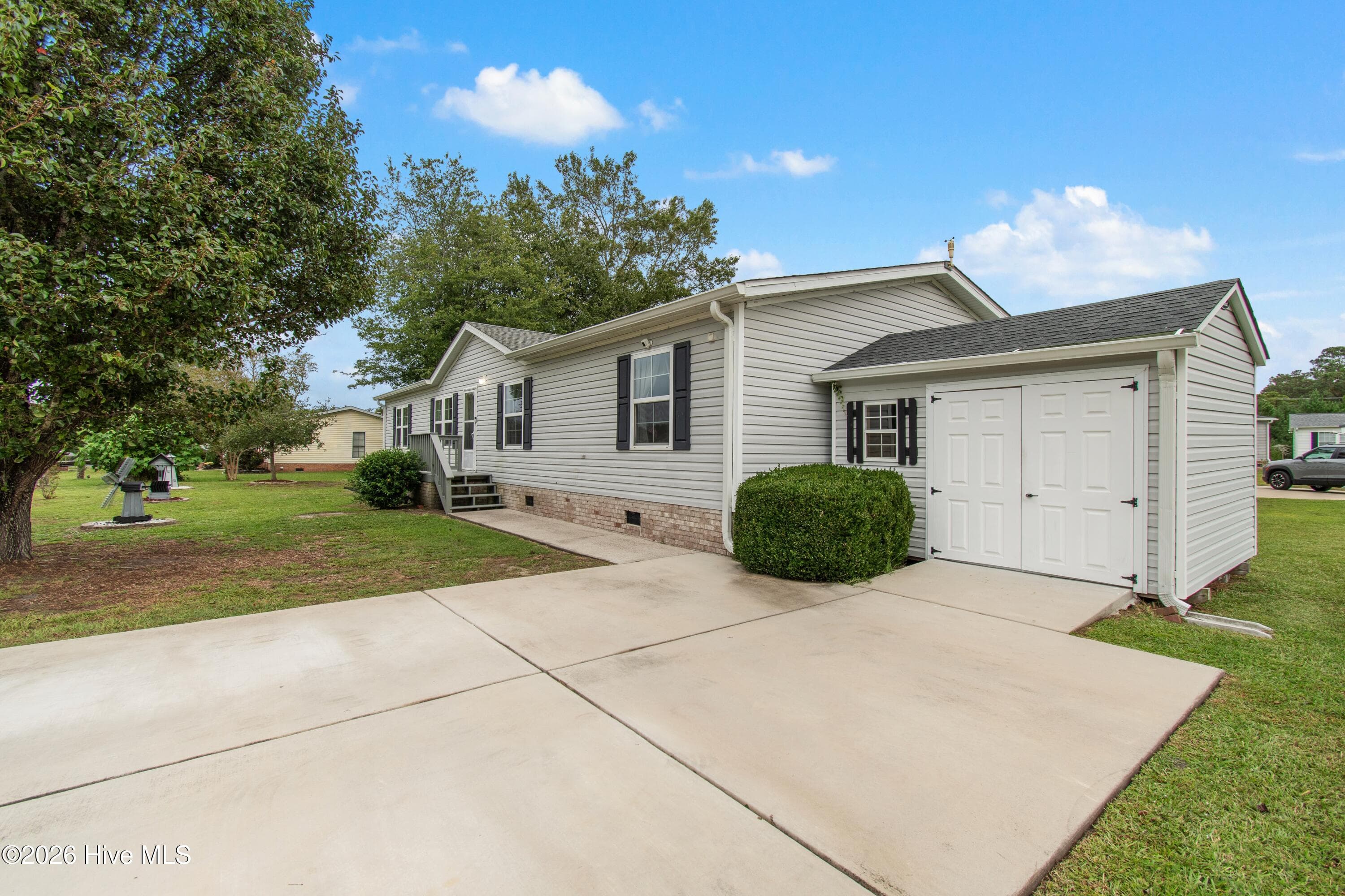 Manufactured Home at 1109 Nautical Lane SW, Calabash, NC 28467, photo 2 of 34