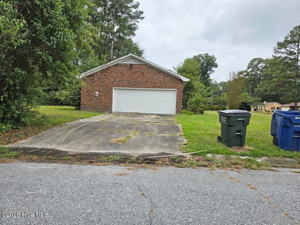 Single Family Residence at 2211 Tanglewood Drive, Kinston, NC 28504, photo 2 of 15