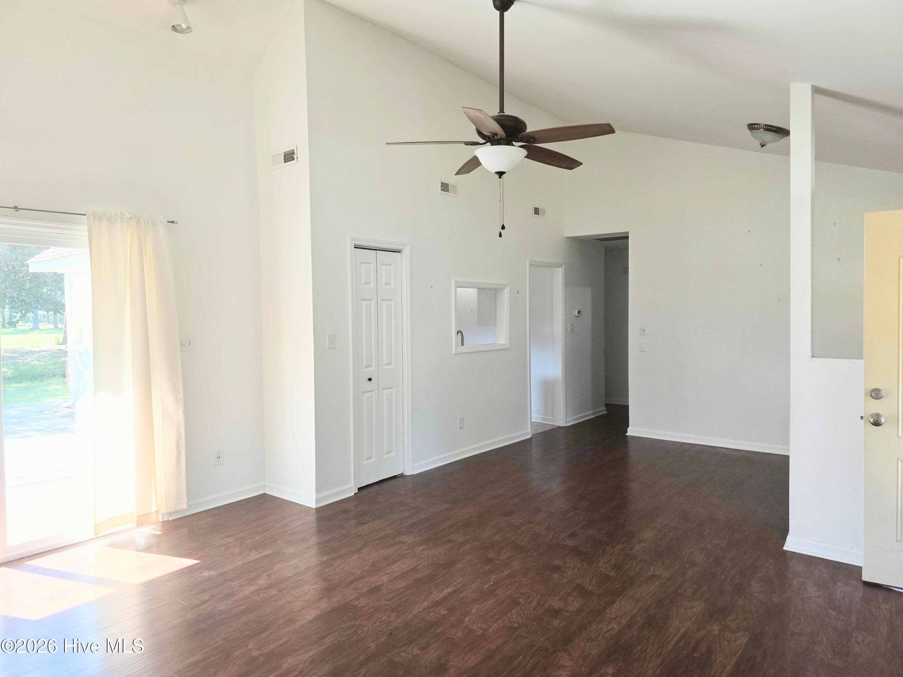 Townhouse at 114 Quarterdeck, New Bern, NC 28562, photo 10 of 33