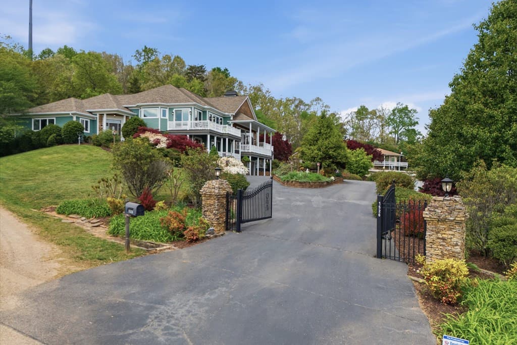 Single Family Residence at 1526 Cedar View Lane, Hiawassee, GA 30546, photo 8 of 75
