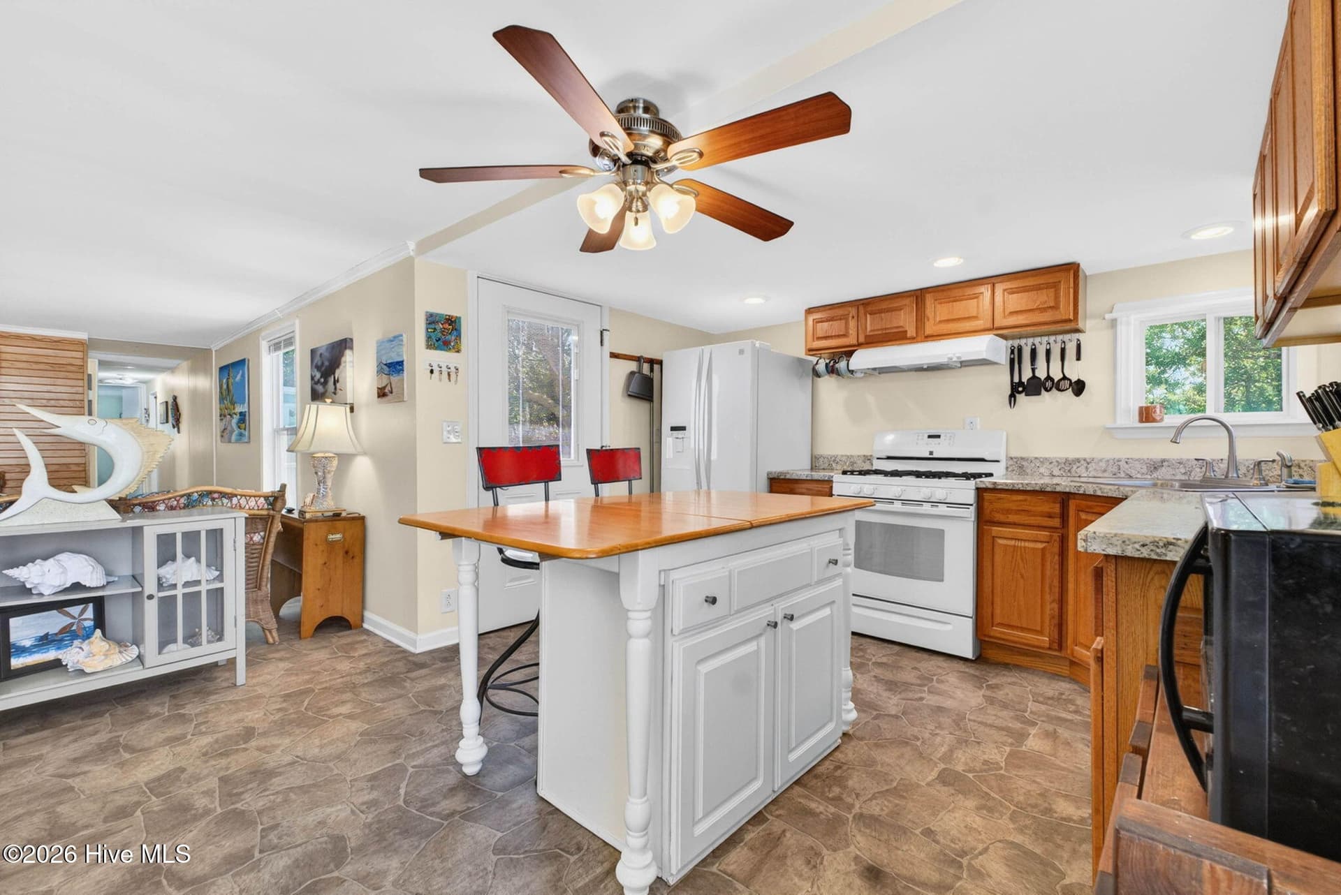 Manufactured Home at 2495 Barracuda Street SW, Supply, NC 28462, photo 2 of 62