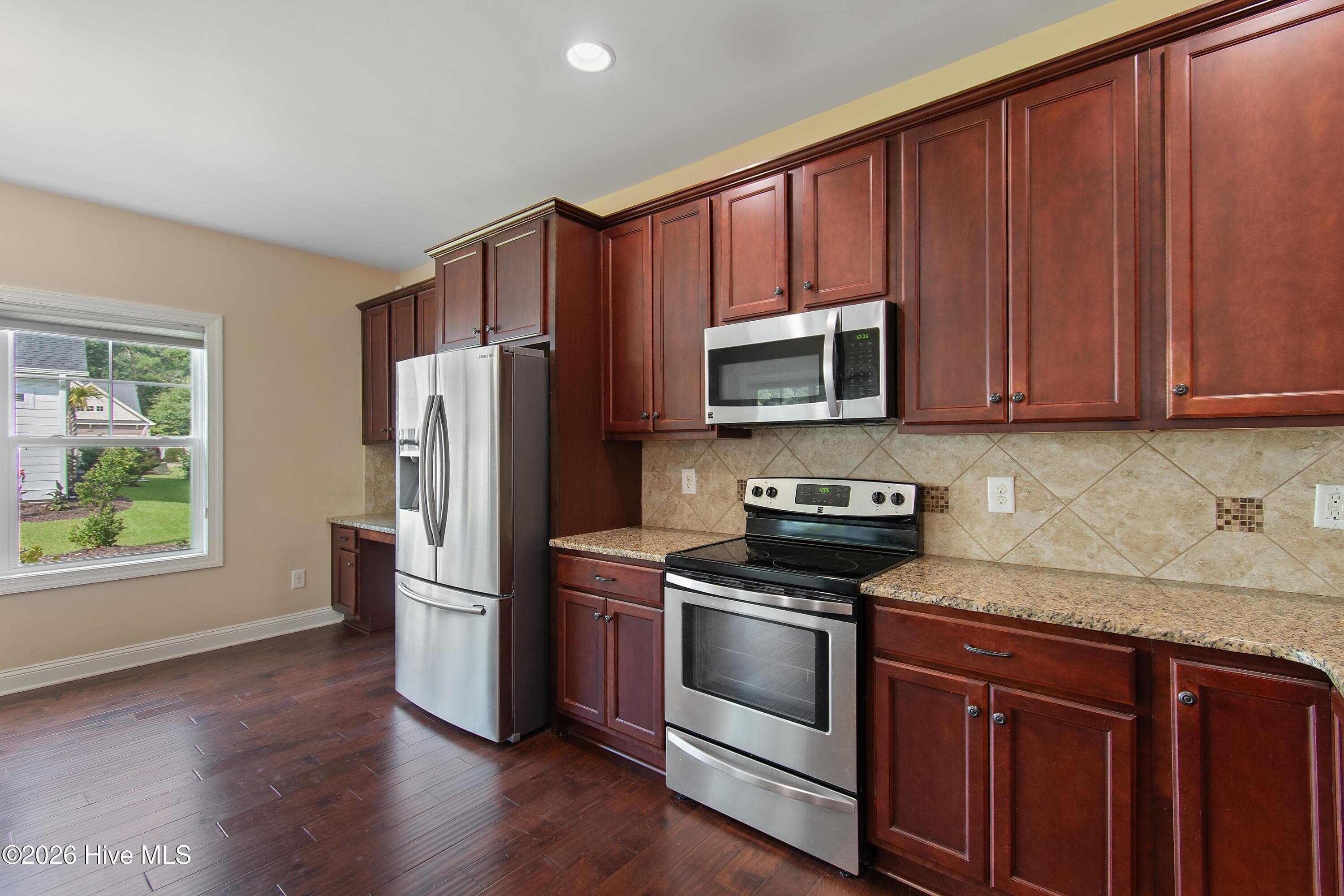 Tile backsplash, stainless steel appliances. - 1674 Back Bay Drive SW, Shallotte, NC 28470