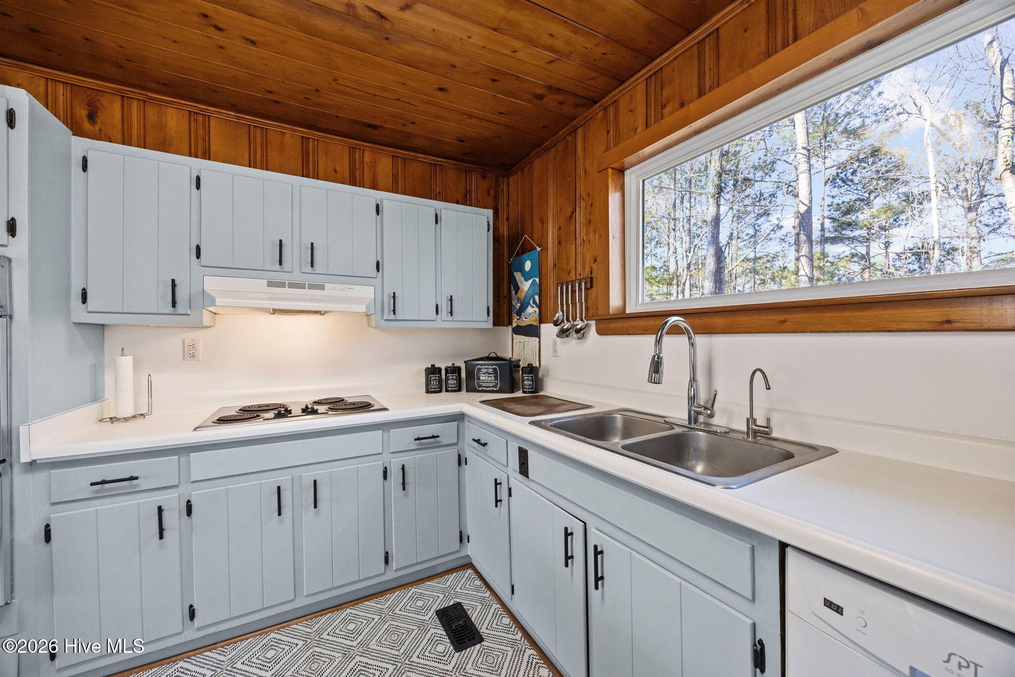 Single Family Residence at 314 Pond View Court, Hampstead, NC 28443, photo 7 of 30