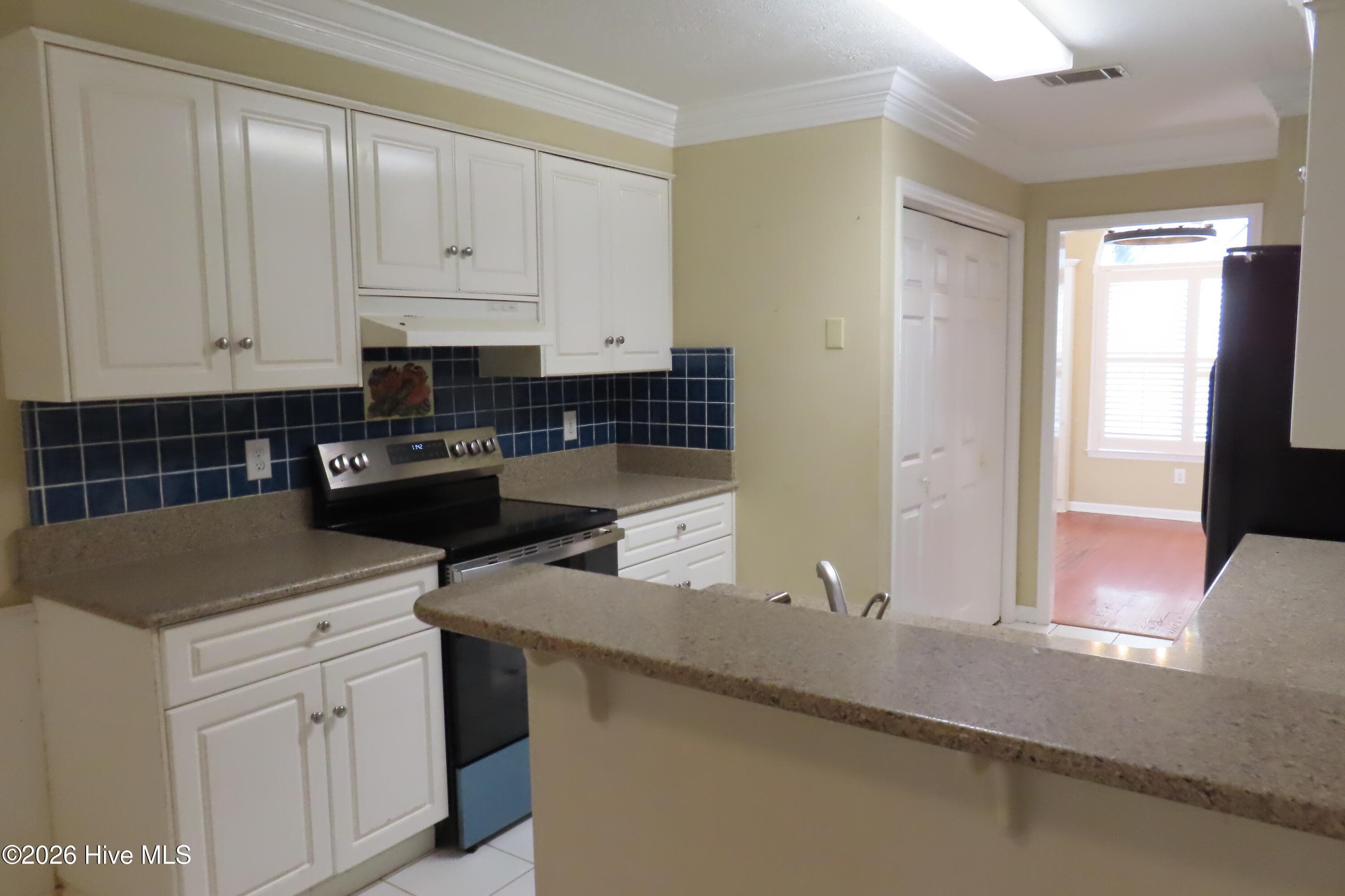Kitchen with high counter. - 492 Granite Point, Augusta, GA 30907