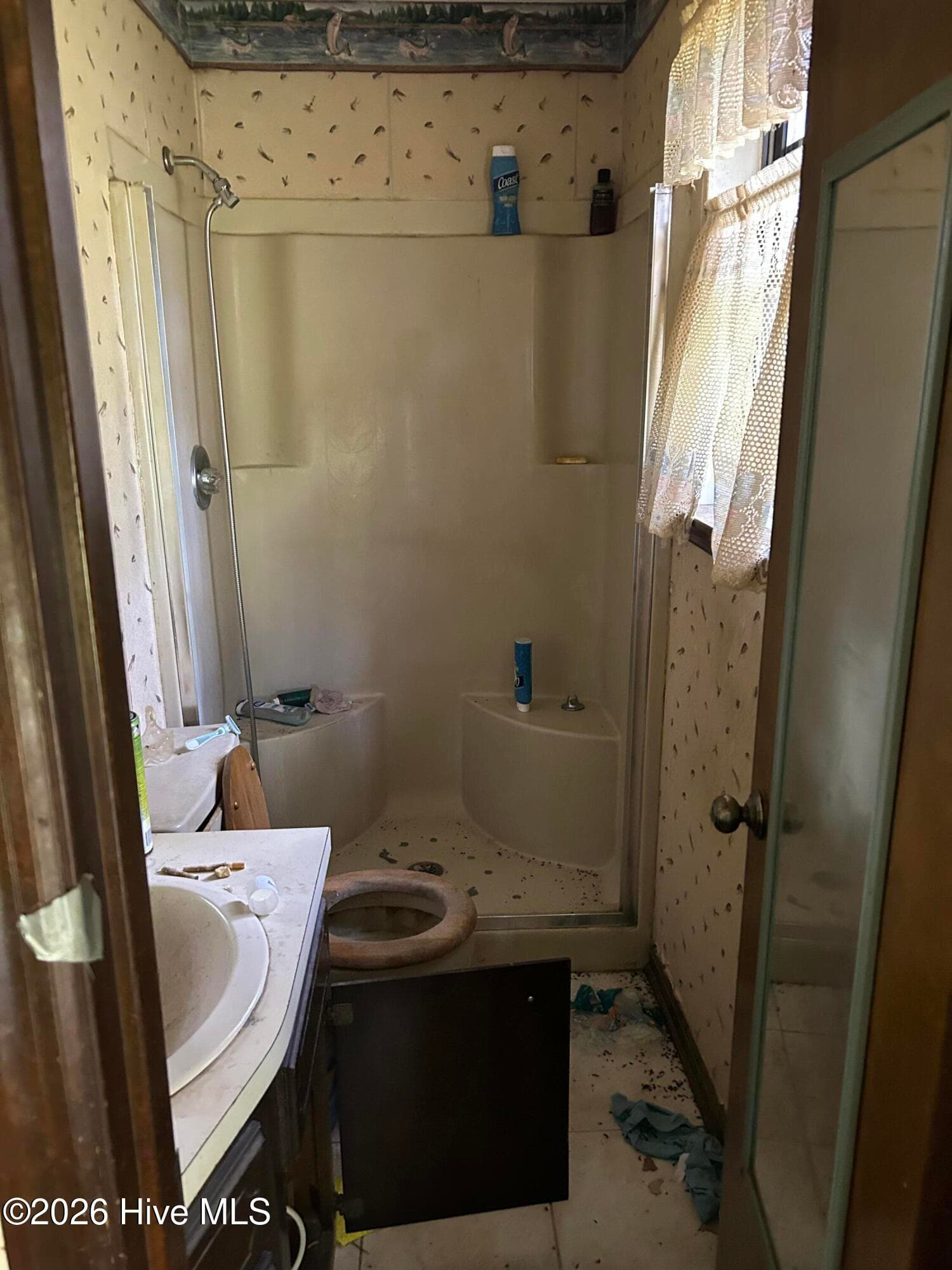 Master Bathroom - 156 N Jefferson Street Ext, Lyons, GA 30436