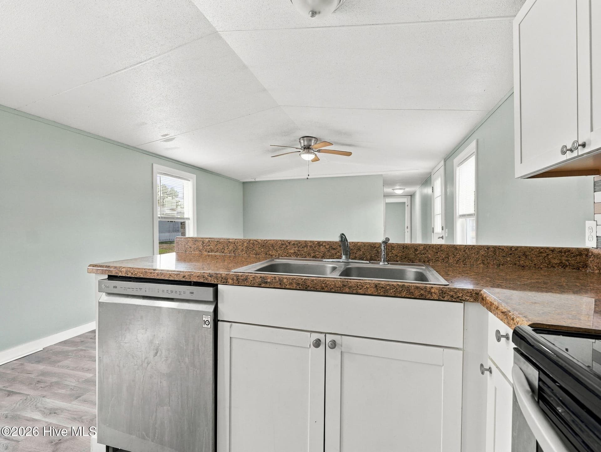 Manufactured Home at 322 N Winchester Lane, Hubert, NC 28539, photo 28 of 65