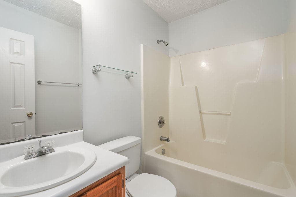 Guest Bath - 6701 Alamosa Drive, Wilmington, NC 28411