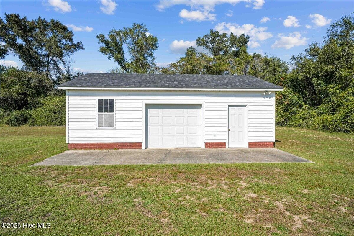 Single Family Residence at 606 Darden Drive, Kinston, NC 28504, photo 9 of 33