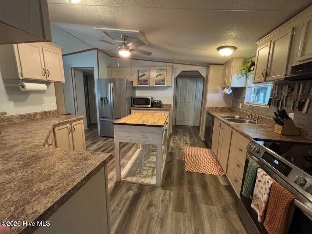Manufactured Home at 1370 Forest Lake Drive, Lincolnton, GA 30817, photo 13 of 48