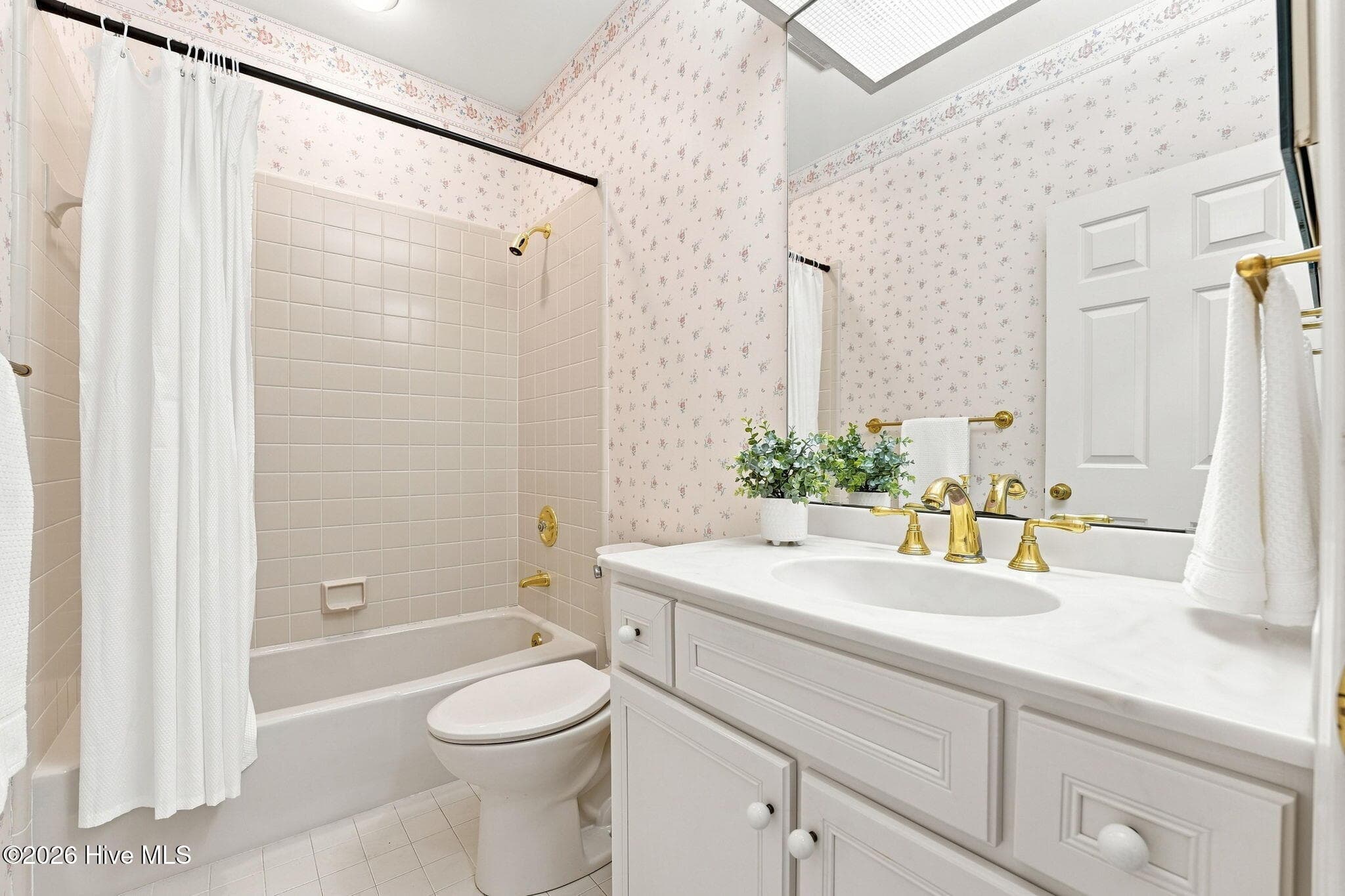 Guest Bath - 42 Alston Place, Southern Pines, NC 28387