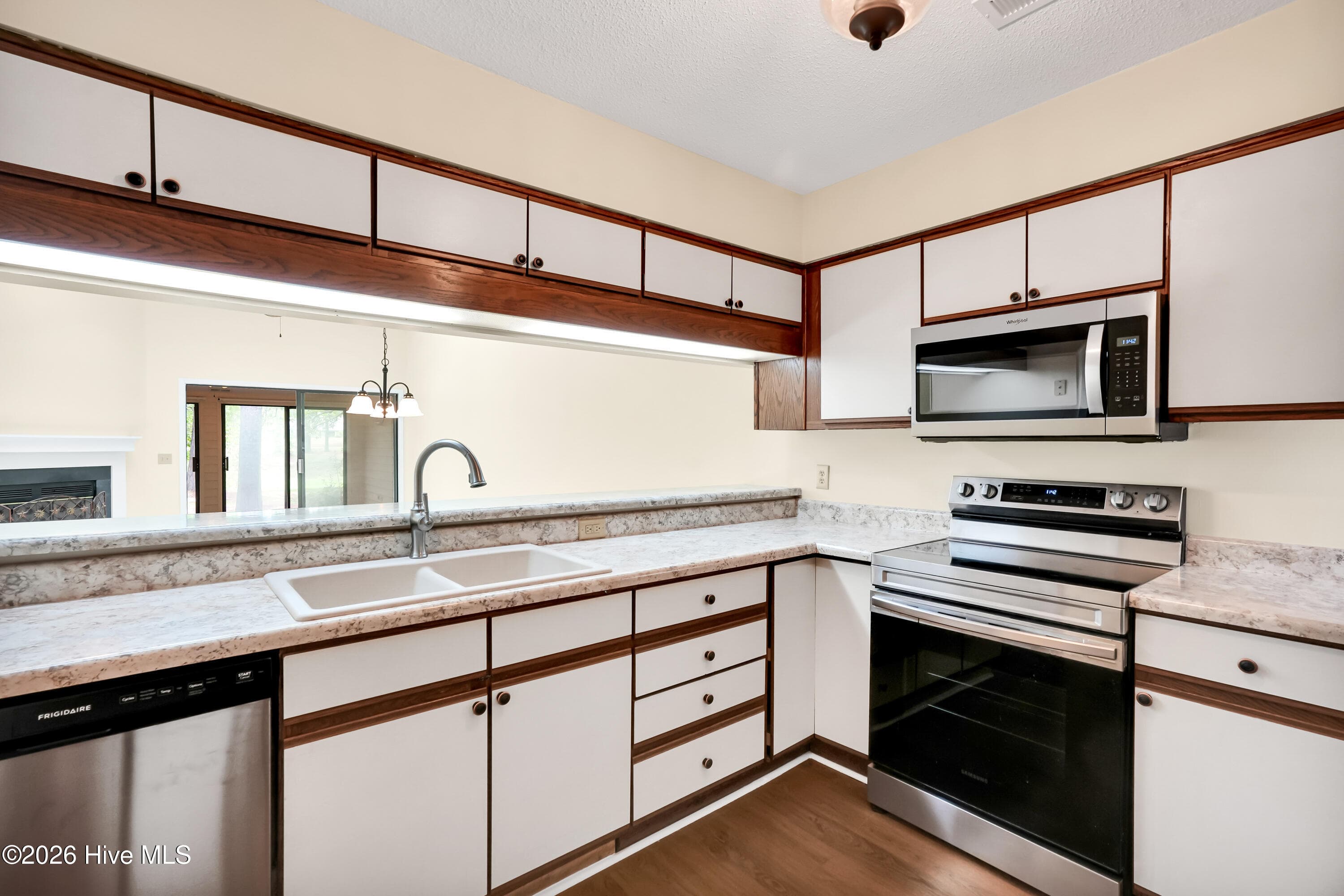 Townhouse at 221 Inland Greens Circle, Wilmington, NC 28405, photo 10 of 44