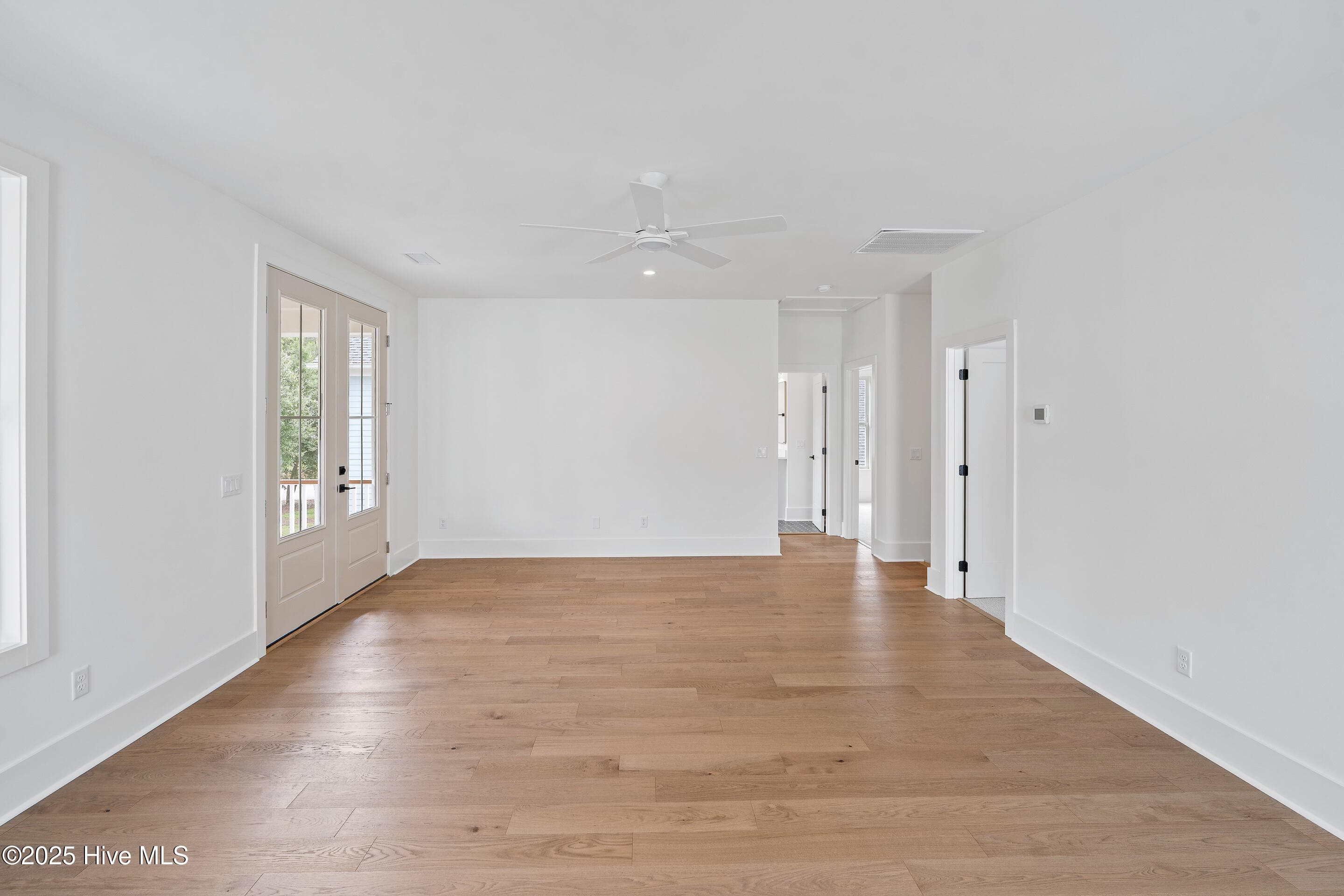 Single Family Residence at 305 Jenoa Drive, Castle Hayne, NC 28429, photo 6 of 7