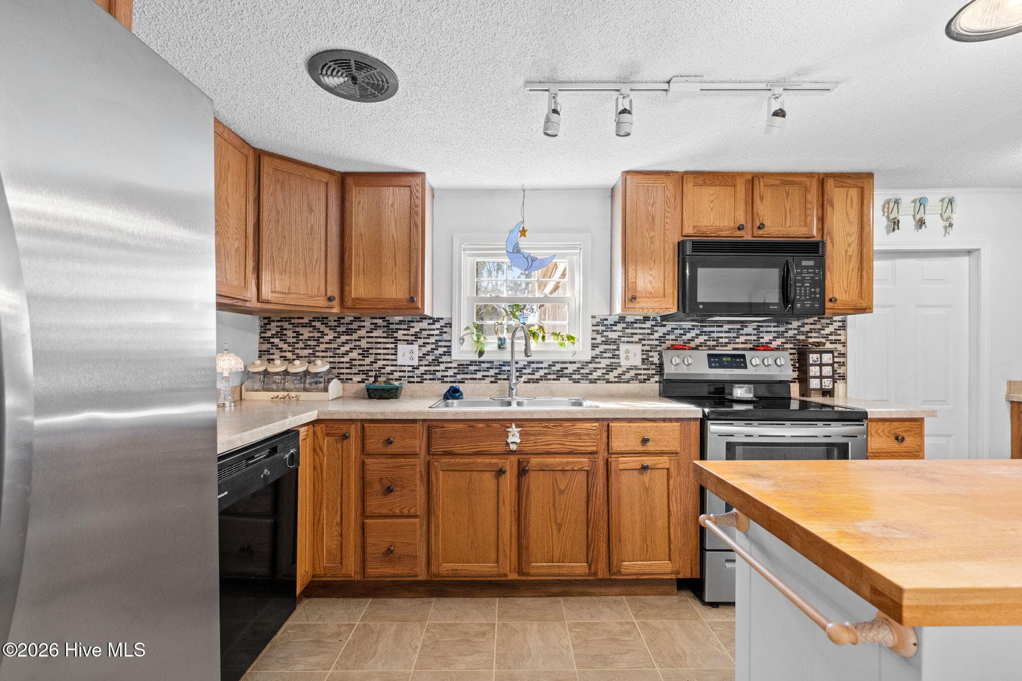 Manufactured Home at 2468 Captain Kidd Drive SW, Supply, NC 28462, photo 12 of 37