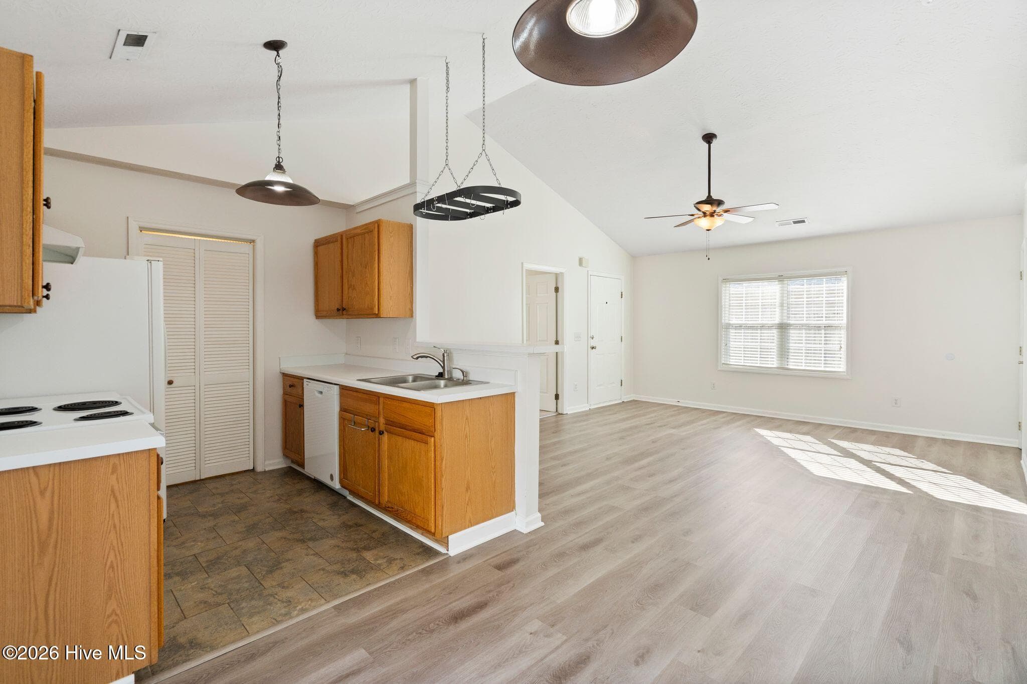 Single Family Residence at 811 Grathwol Drive, Wilmington, NC 28405, photo 11 of 41