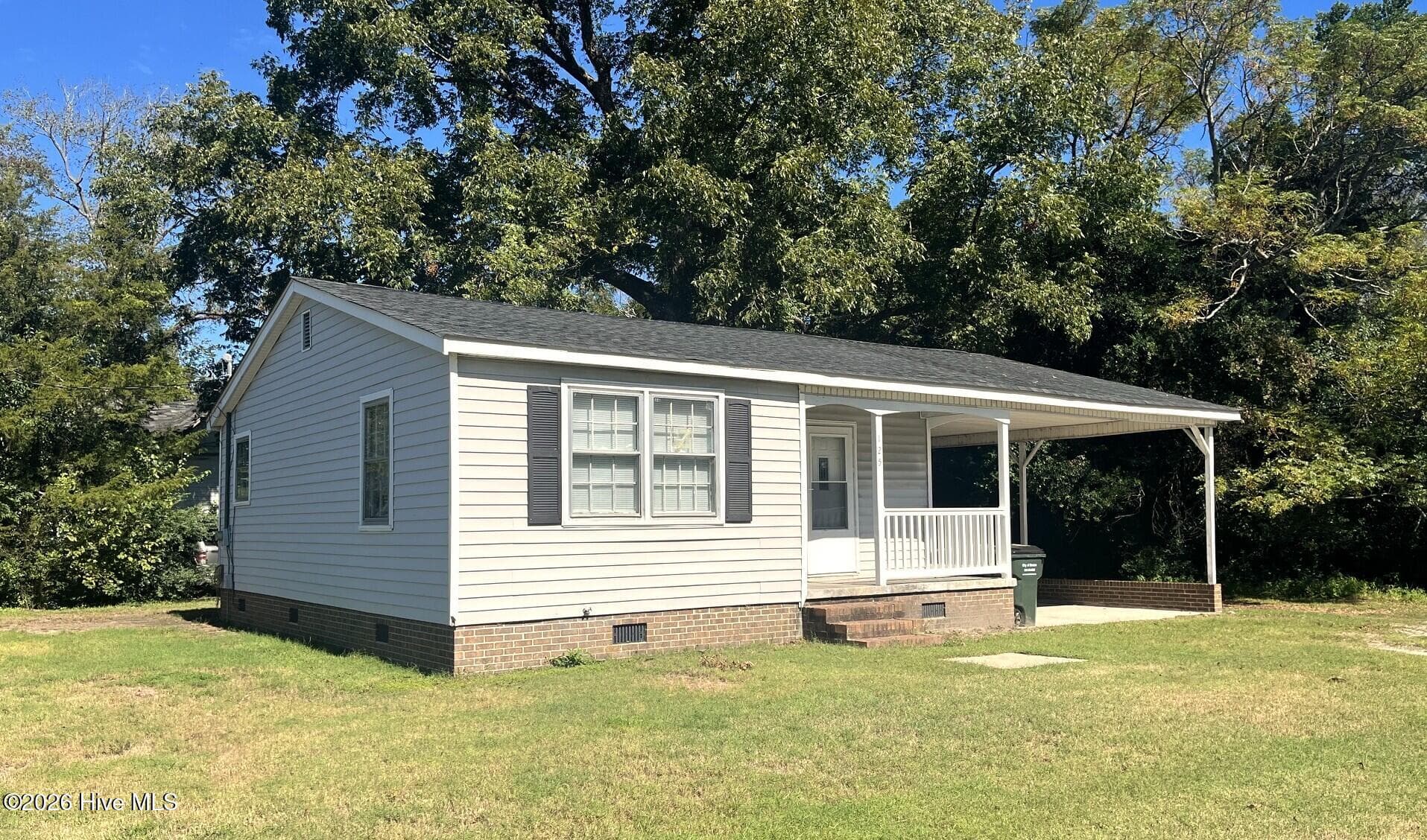 Single Family Residence at 125 W South Street, Kinston, NC 28501, photo 3 of 11