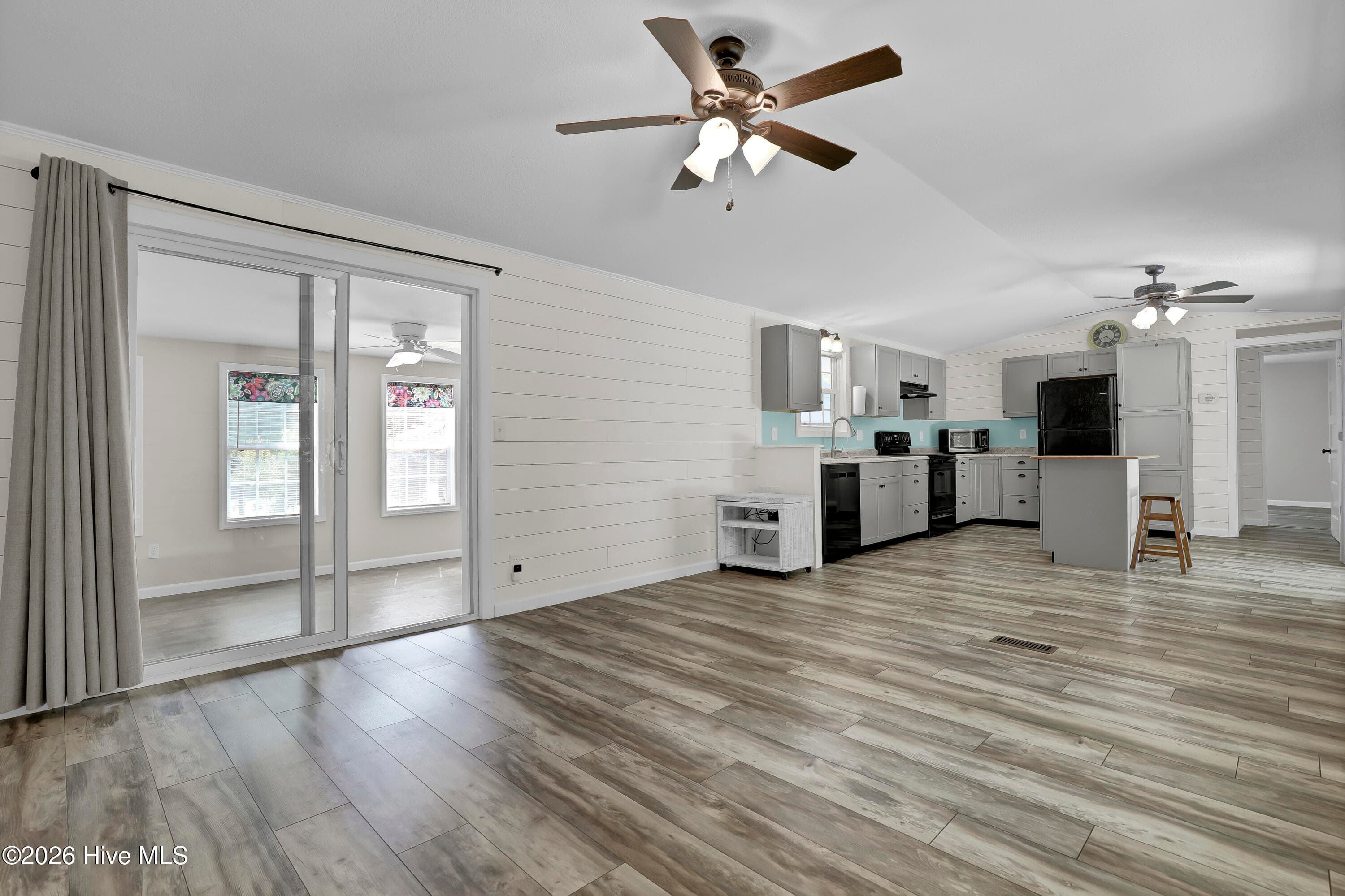 Manufactured Home at 714 Cedar Avenue, Hampstead, NC 28443, photo 18 of 30
