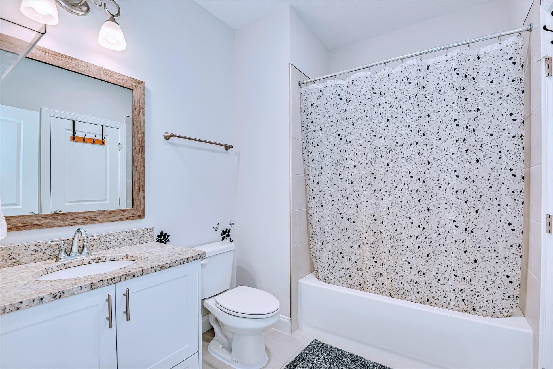 Full bathroom with direct access to 1st floor bedroom - 903 Lillian Park Drive, Grovetown, GA 30813