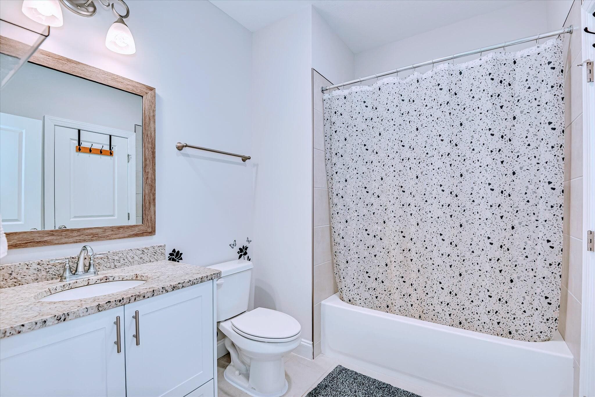 Full bathroom with direct access to 1st floor bedroom - 903 Lillian Park Drive, Grovetown, GA 30813
