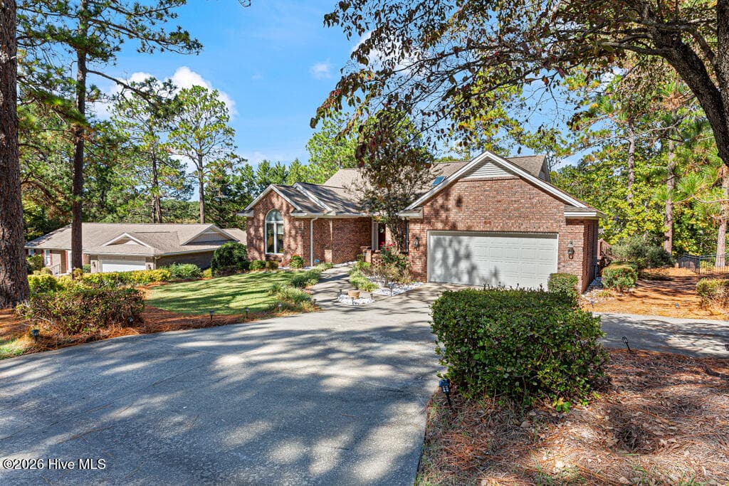 25 Ivy Way Pinehurst NC driveway - 25 Ivy Way, Pinehurst, NC 28374