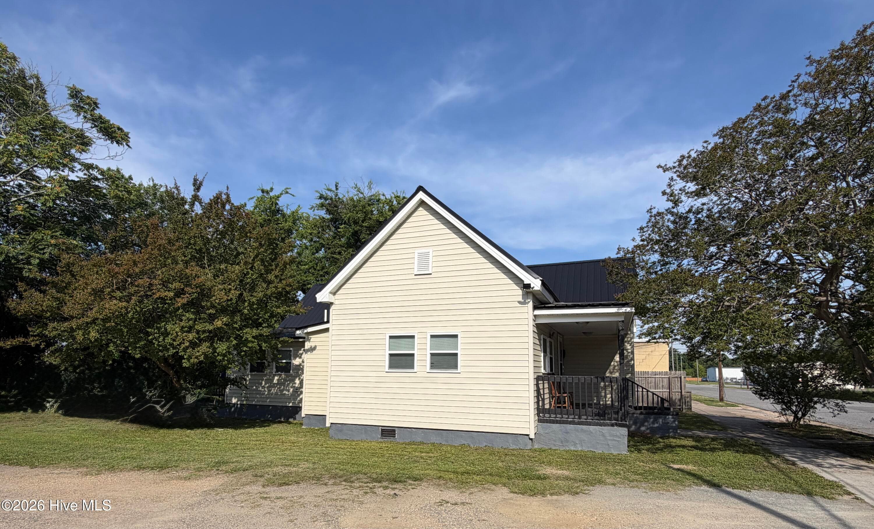 Single Family Residence at 204 E Oak Street, Goldsboro, NC 27530, photo 2 of 14