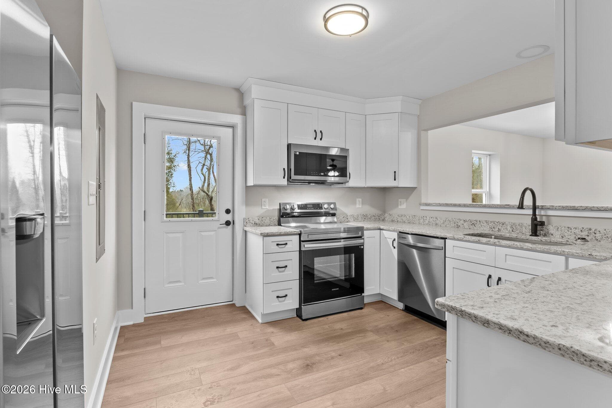 Single Family Residence at 825 Washington Post Road, New Bern, NC 28562, photo 3 of 7