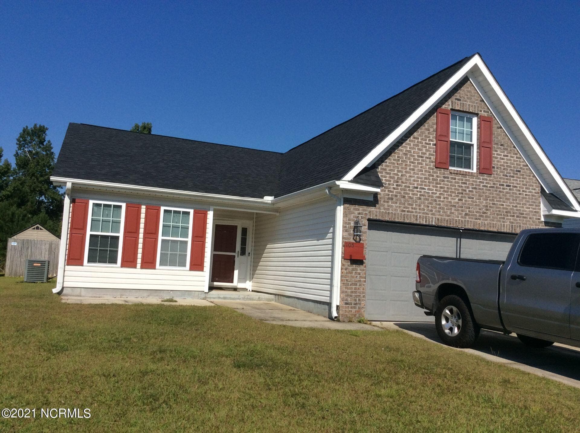 Single Family Residence at 105 Lakeside Green Drive, New Bern, NC 28560, photo 3 of 32