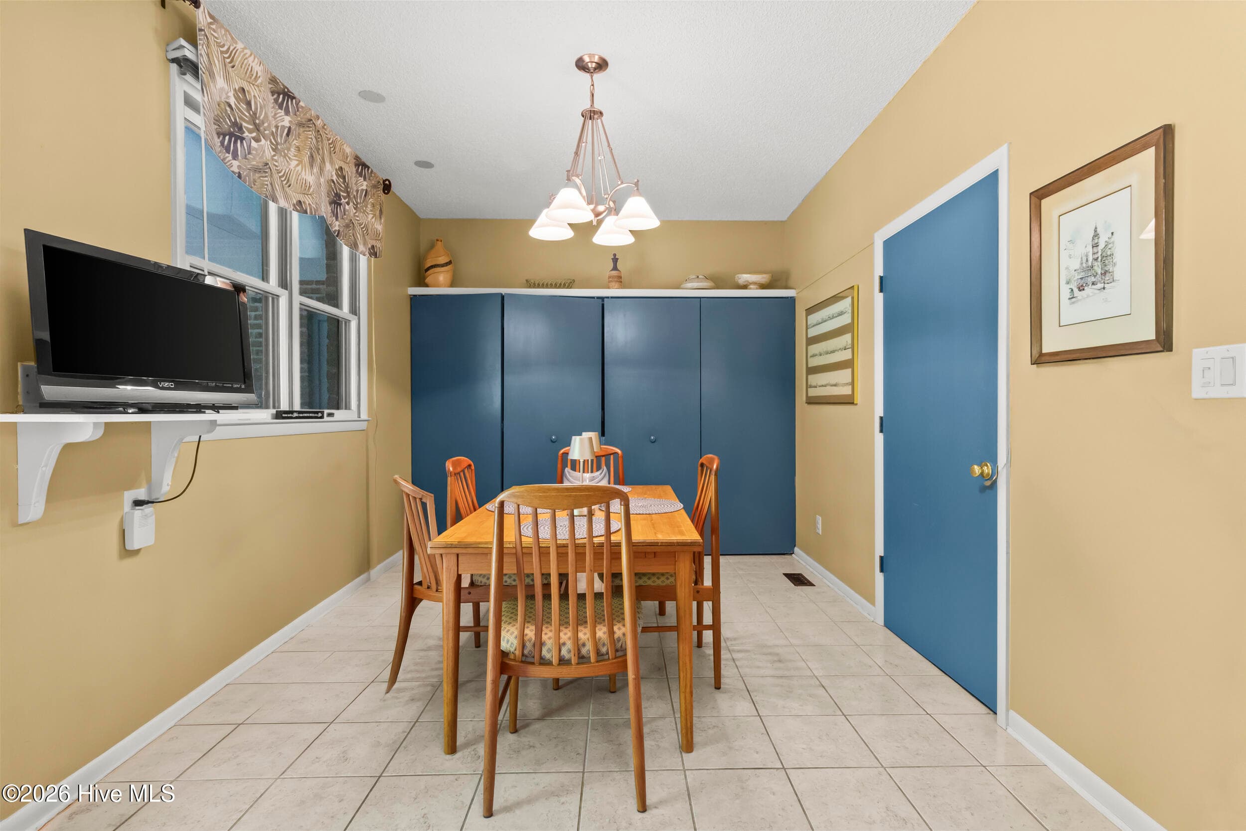 Dining - 3306 Peppercorn Road, New Bern, NC 28562