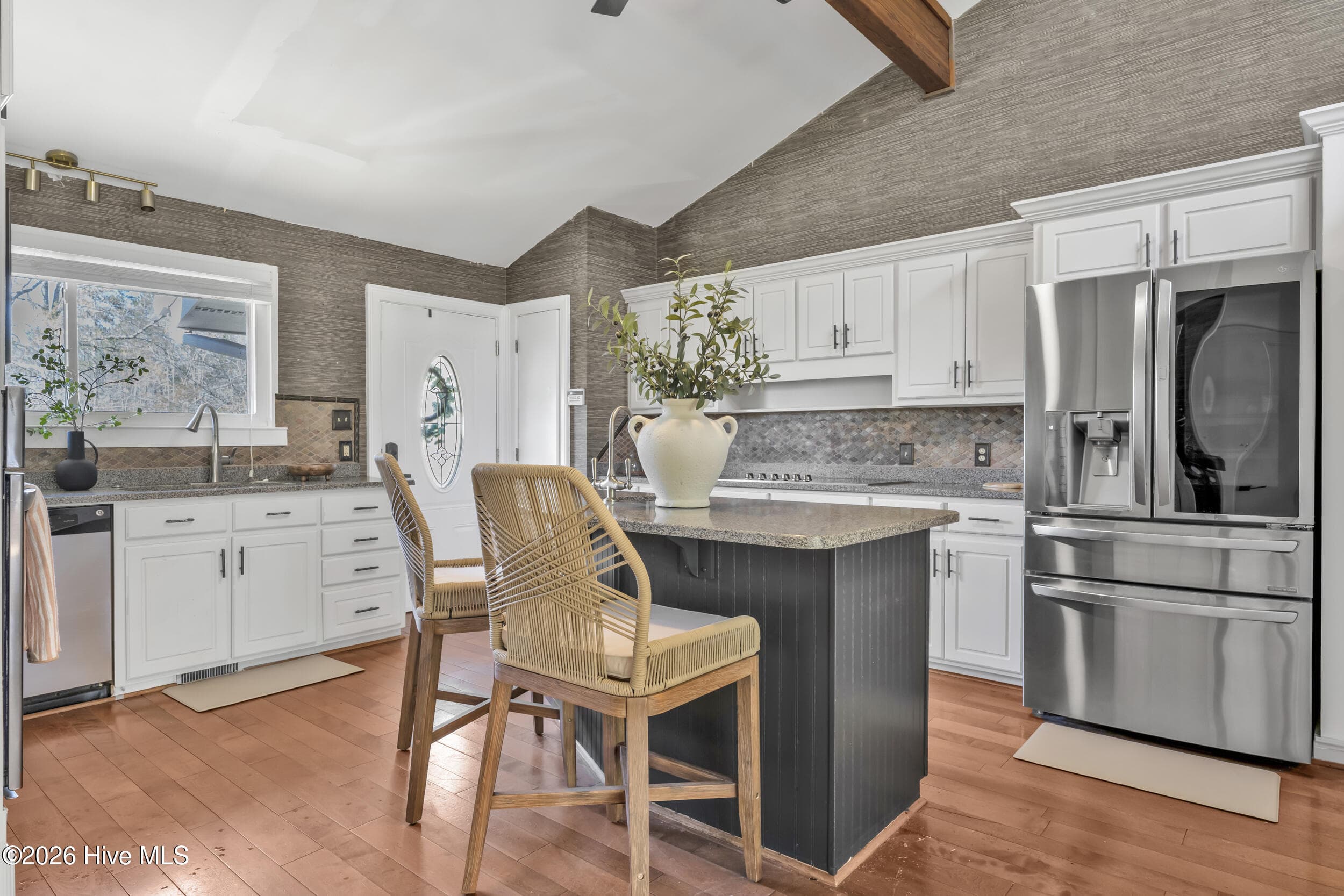 Kitchen island - 401 S Lake Drive, Thomson, GA 30824