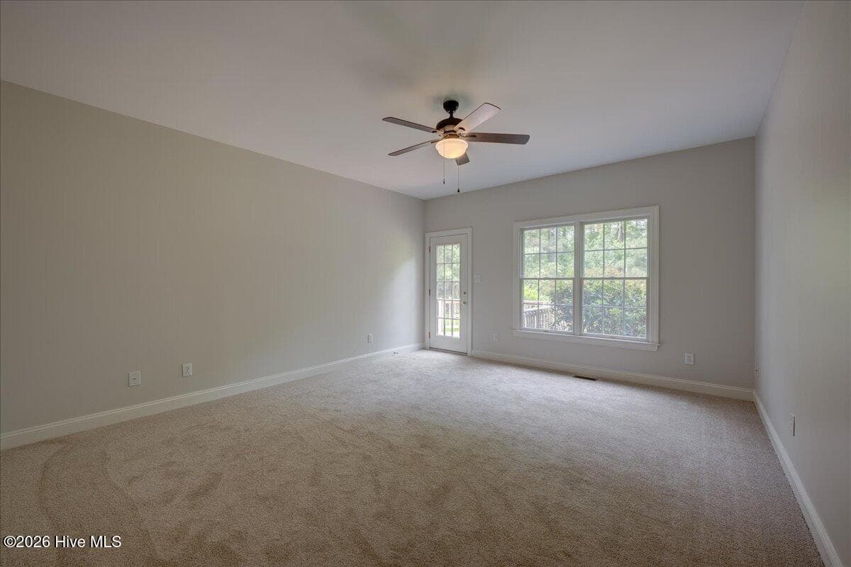 Single Family Residence at 606 Taberna Circle, New Bern, NC 28562, photo 4 of 5