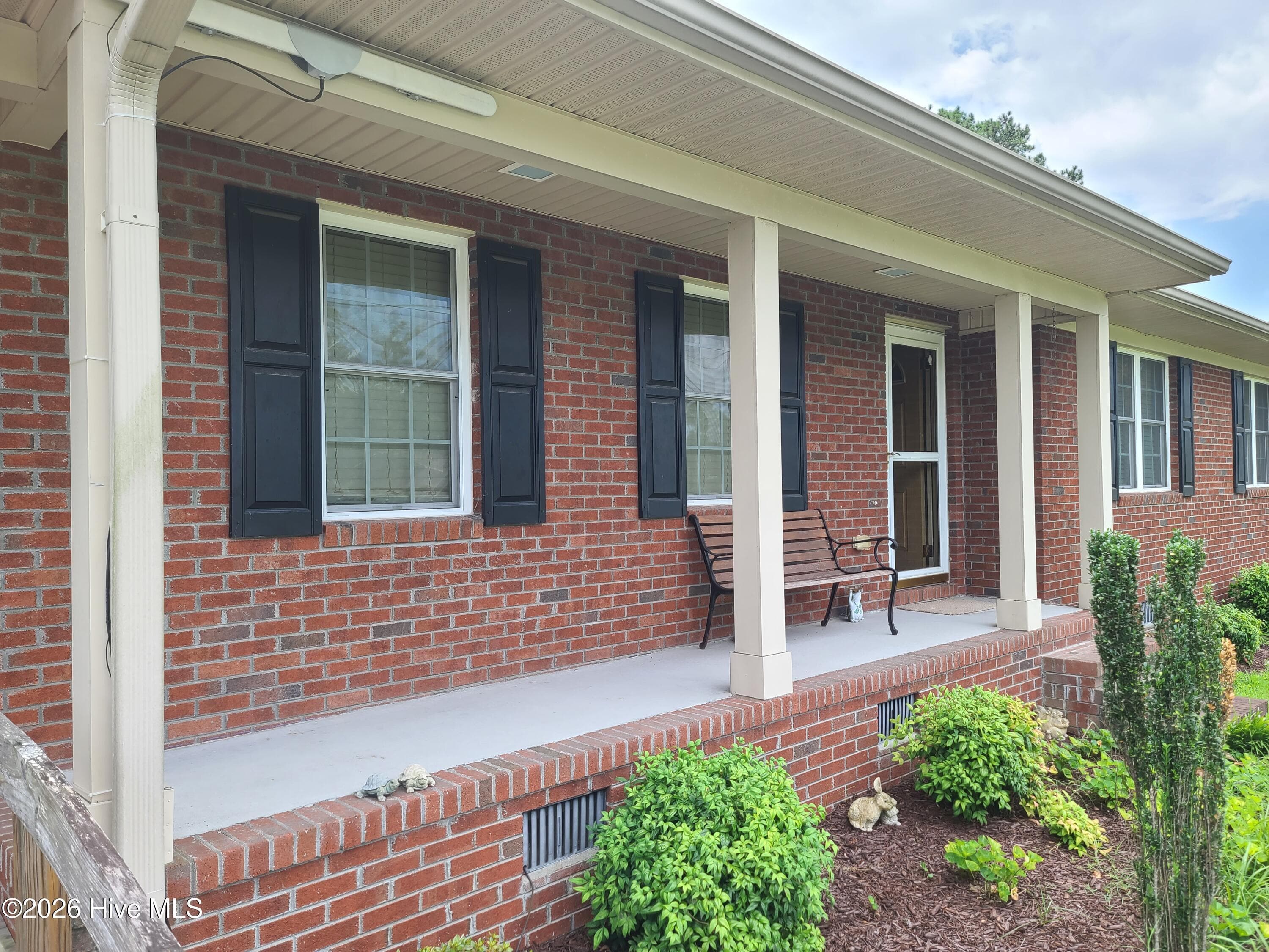 Front Porch - 569 Central Avenue, Kinston, NC 28504