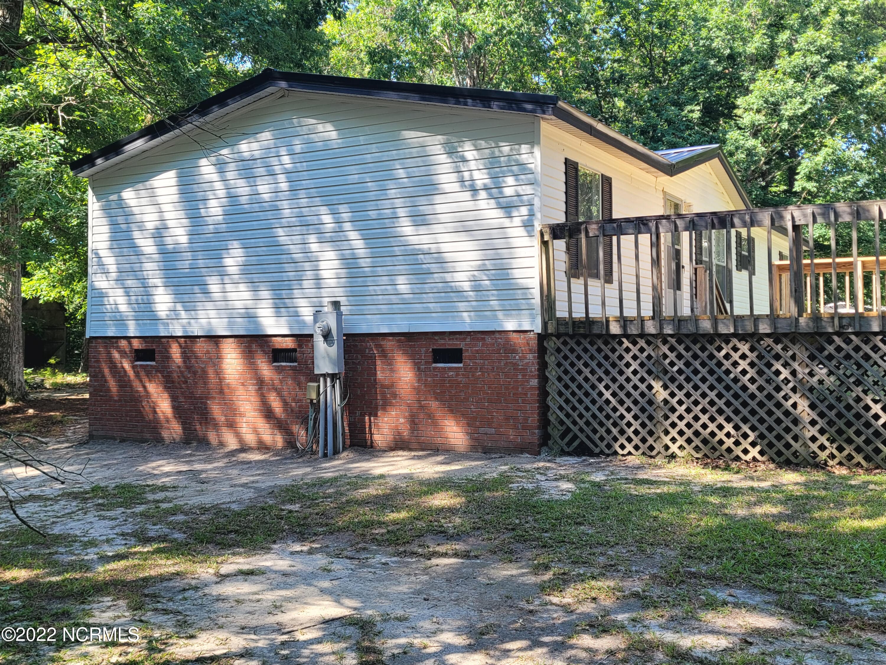 Manufactured Home at 315 Homer Drive, Elizabethtown, NC 28337, photo 2 of 2