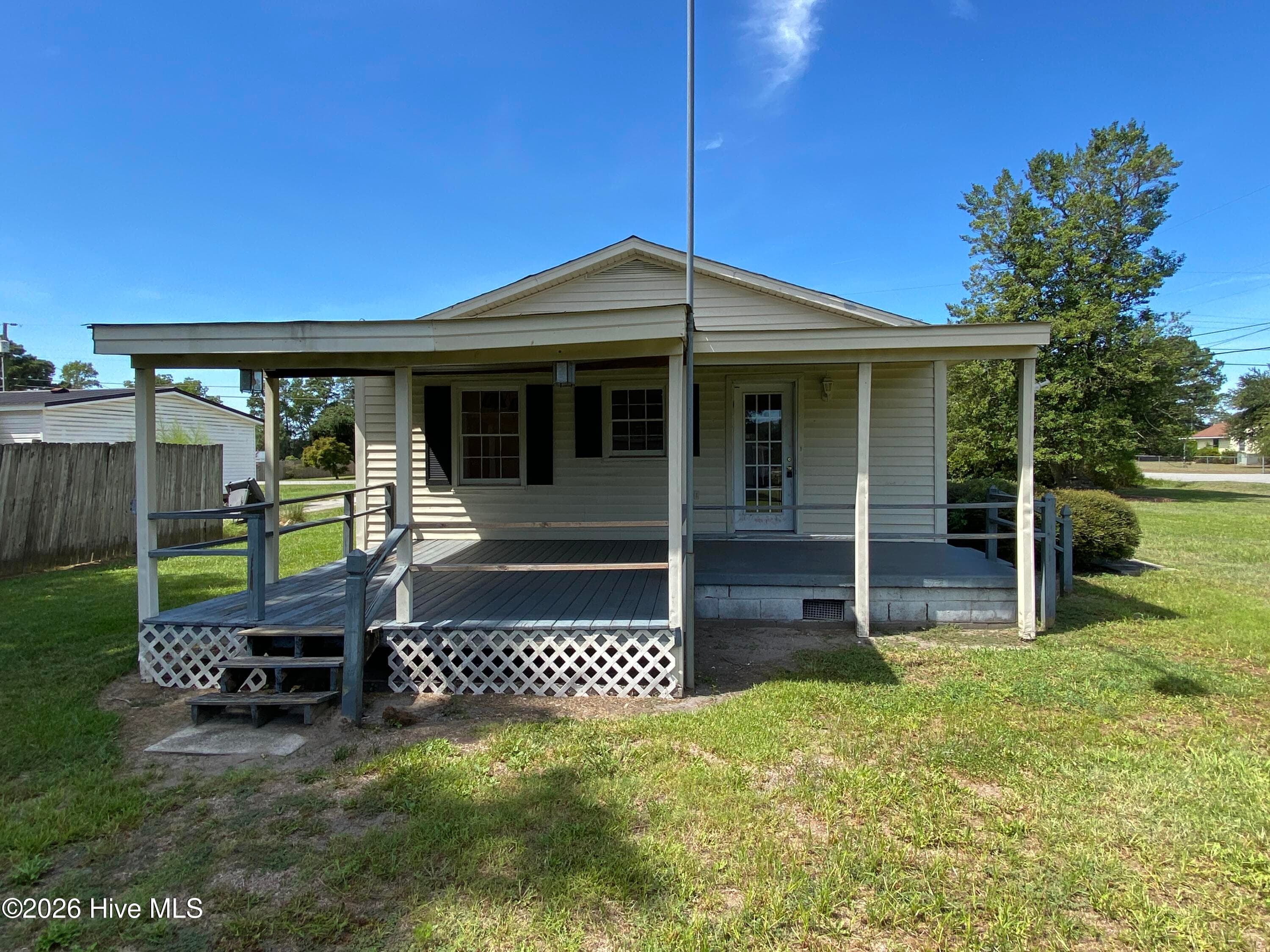 Single Family Residence at 513 Pear Street, Kinston, NC 28504, photo 3 of 41