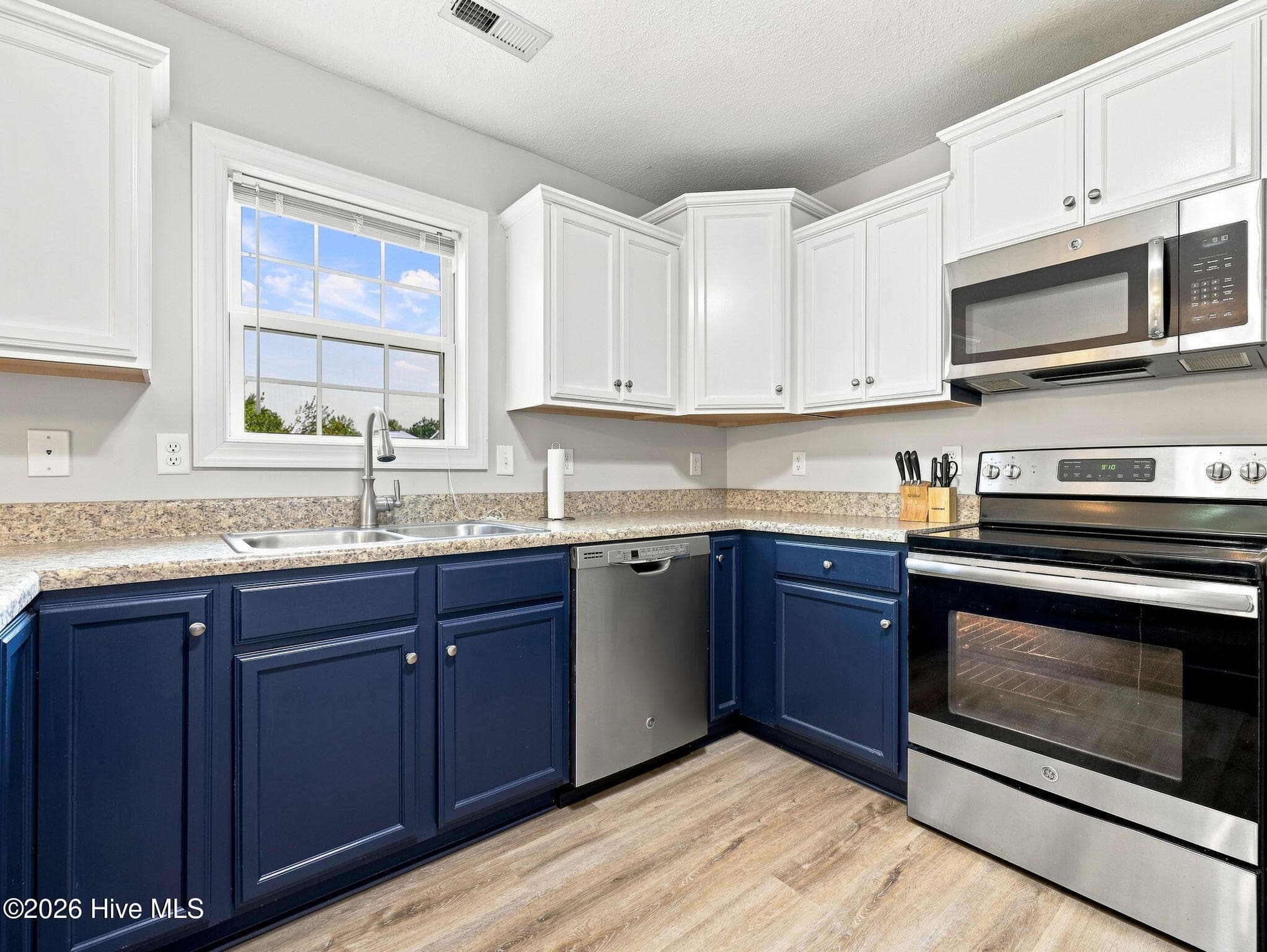 Single Family Residence at 419 Patriots Point Lane, Swansboro, NC 28584, photo 17 of 46