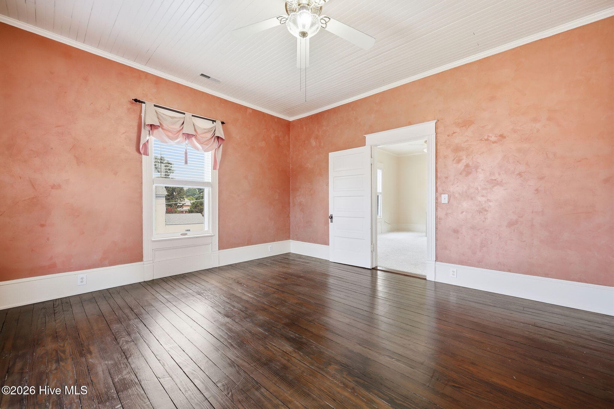 Single Family Residence at 401 N Market Street, Washington, NC 27889, photo 2 of 4