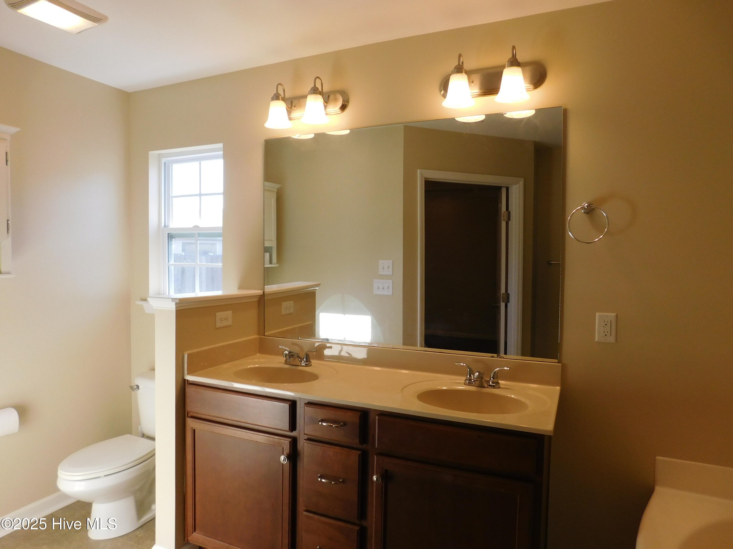 Single Family Residence at 107 Lynden Lane, New Bern, NC 28560, photo 7 of 21