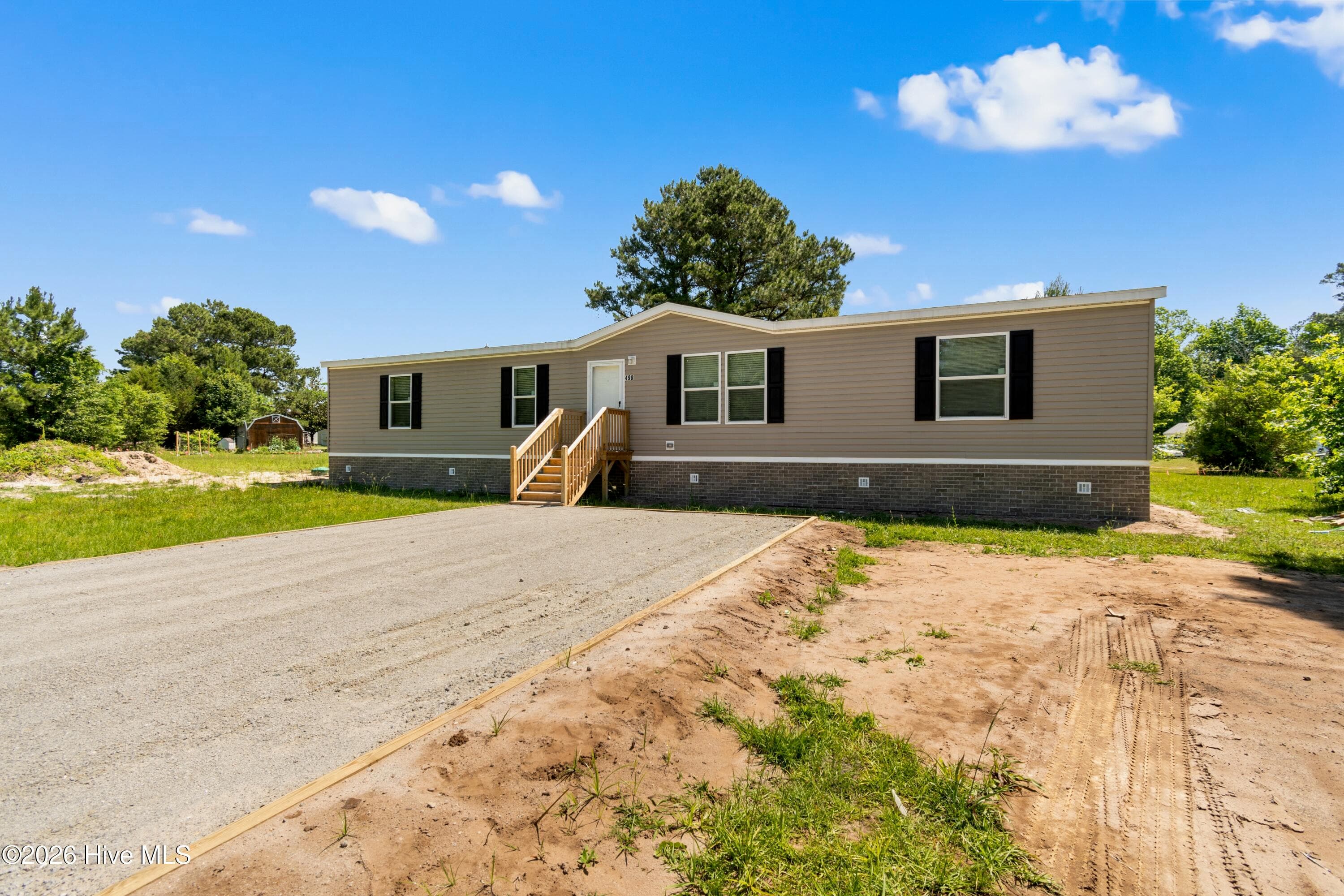 Manufactured Home at 490 Orchard Lane SE, Bolivia, NC 28422, photo 3 of 28