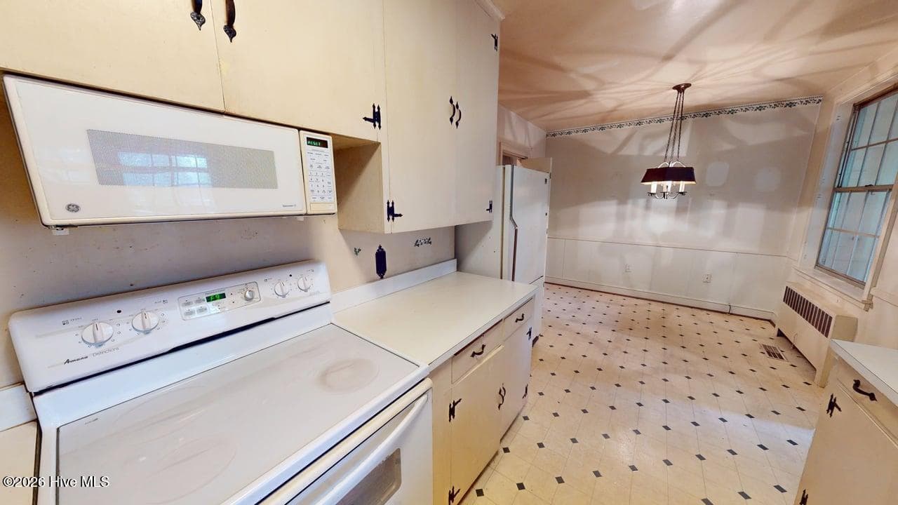 Single Family Residence at 808 W South Street W, Ahoskie, NC 27910, photo 11 of 50