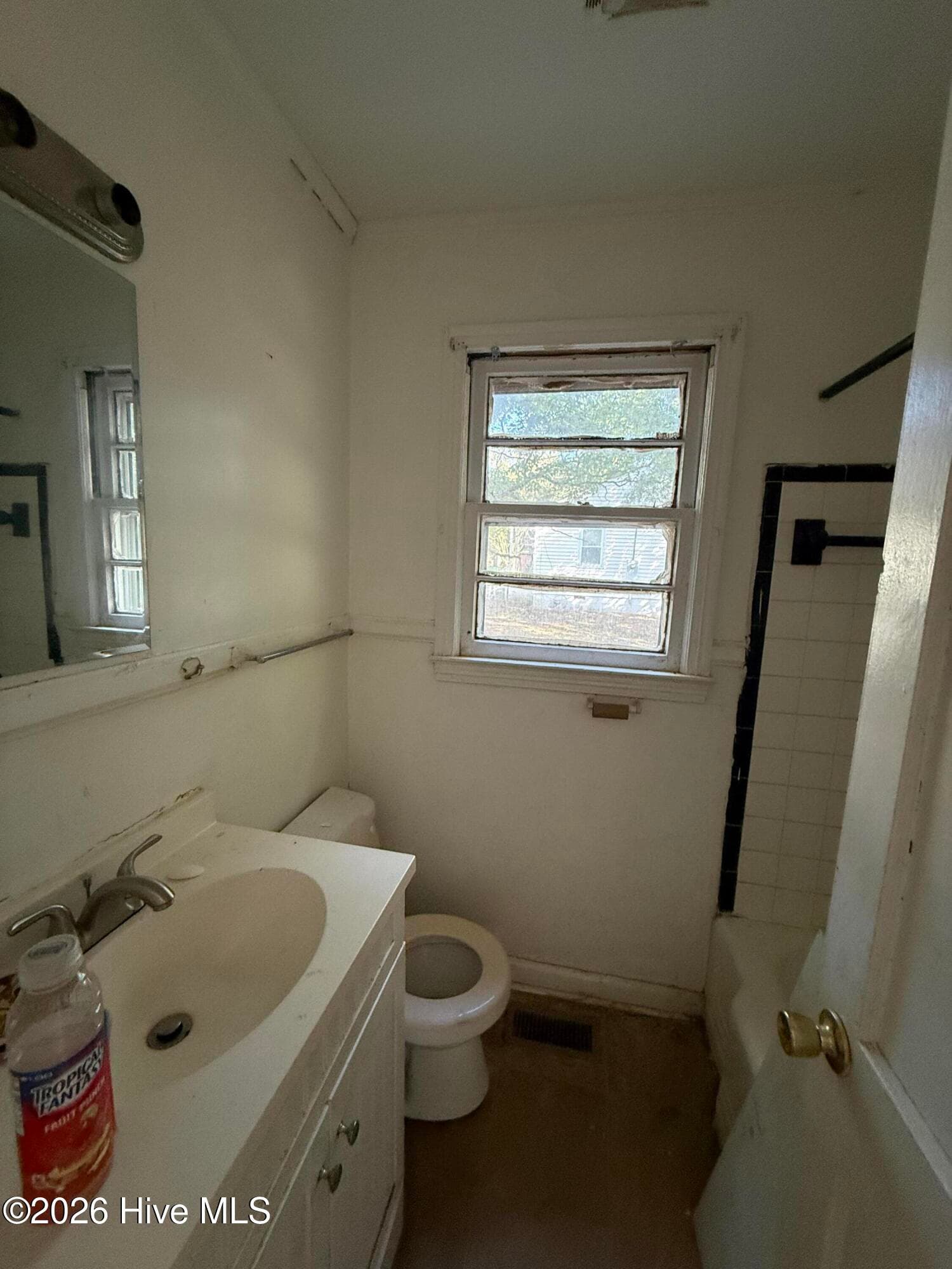 Single Family Residence at 800 Dixon Street, Kinston, NC 28501, photo 6 of 6