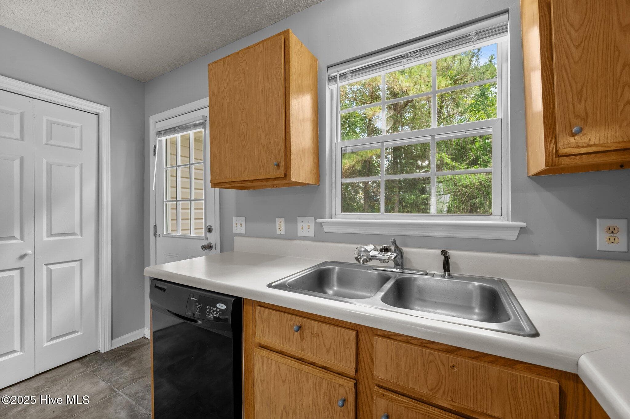 Townhouse at 1087 W Pueblo Drive, Jacksonville, NC 28546, photo 2 of 2