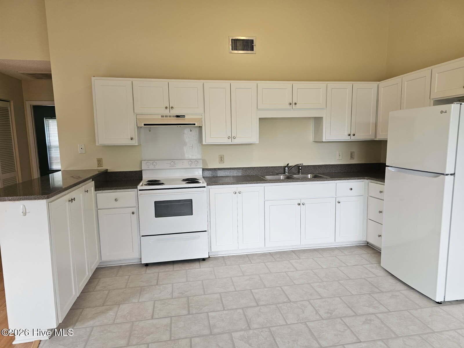 Single Family Residence at 3701 Dovefield Court, New Bern, NC 28560, photo 6 of 21