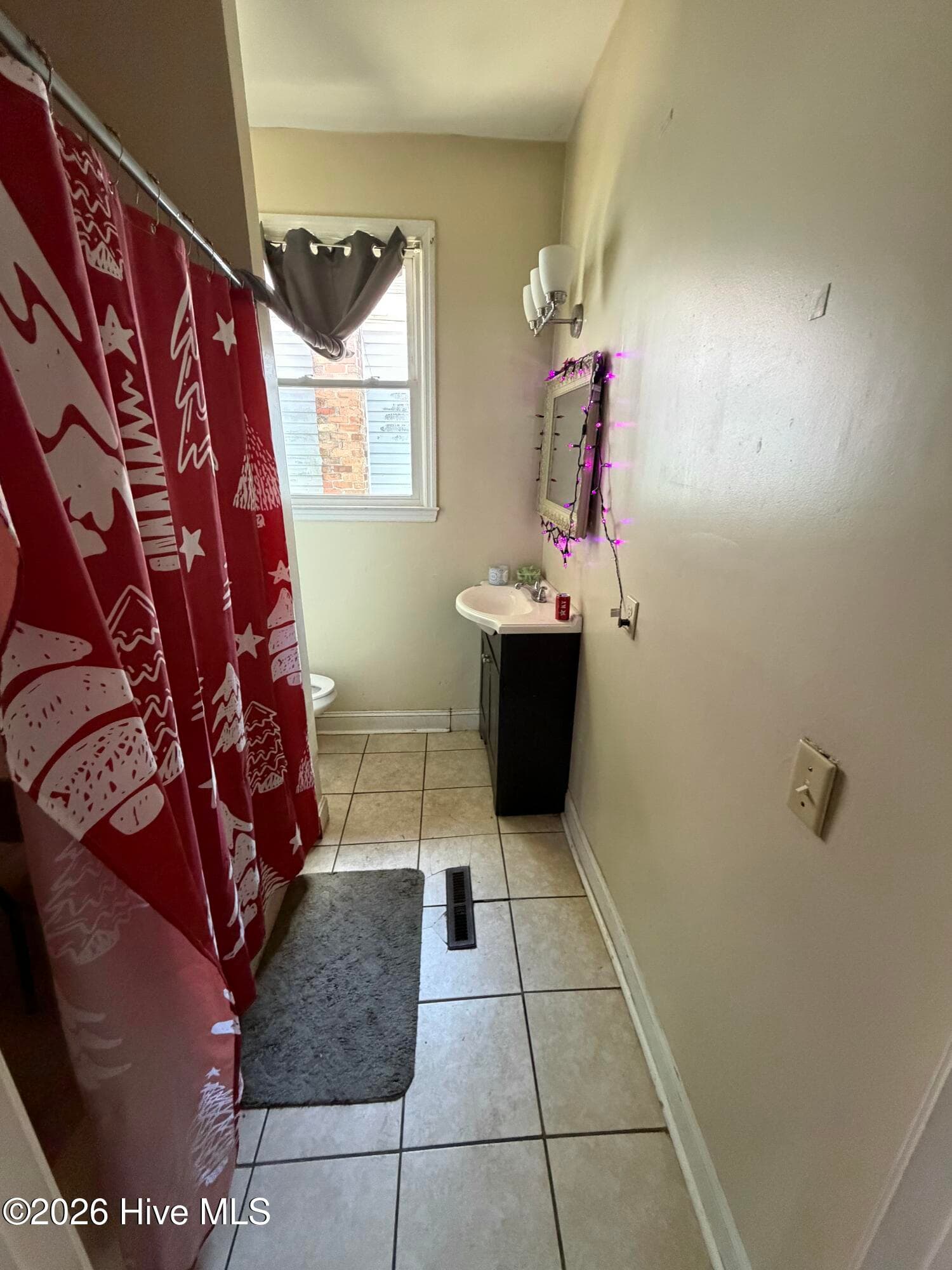 Single Family Residence at 618 N 11th Street, Wilmington, NC 28401, photo 5 of 10