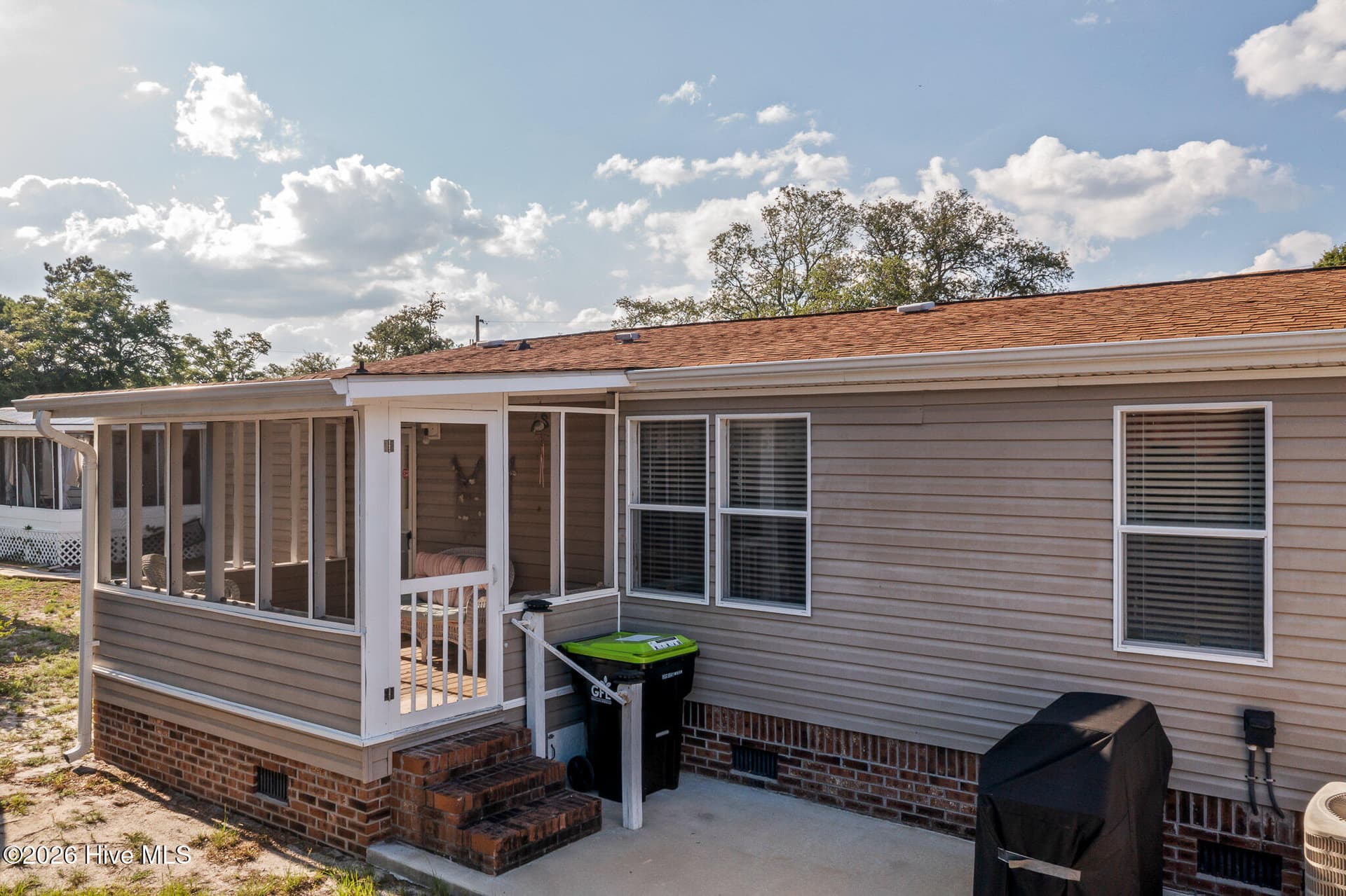 Manufactured Home at 1989 Scotch Sea Lane SW, Supply, NC 28462, photo 15 of 49