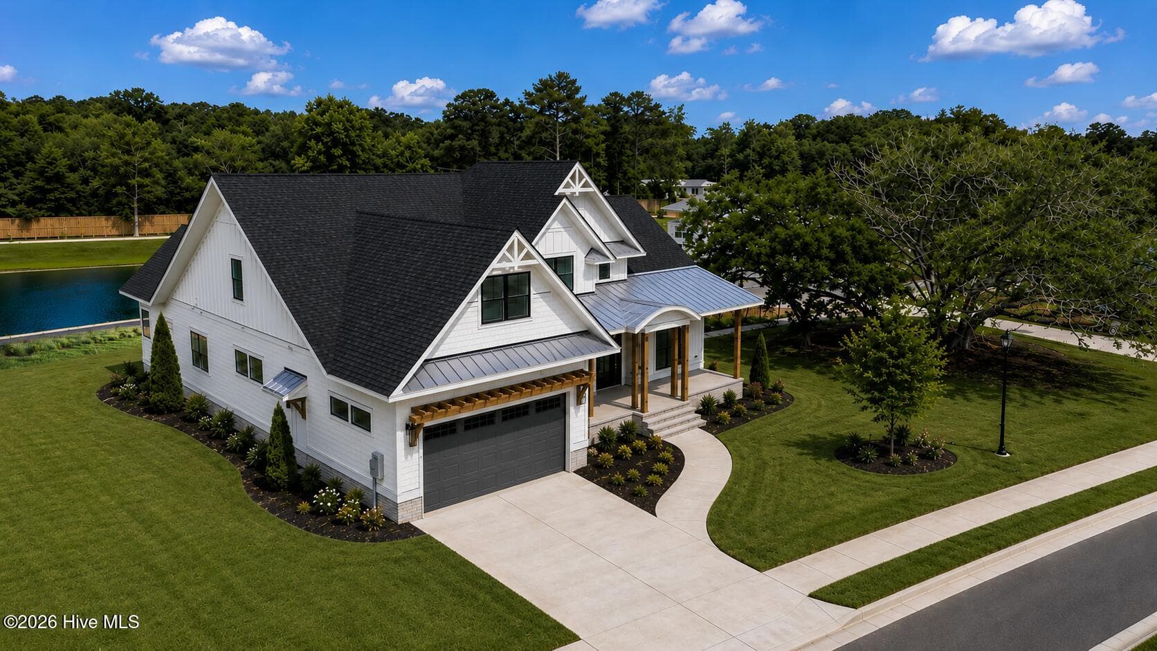 Single Family Residence at 322 E Wayfinder Lane, Hampstead, NC 28443, photo 3 of 9