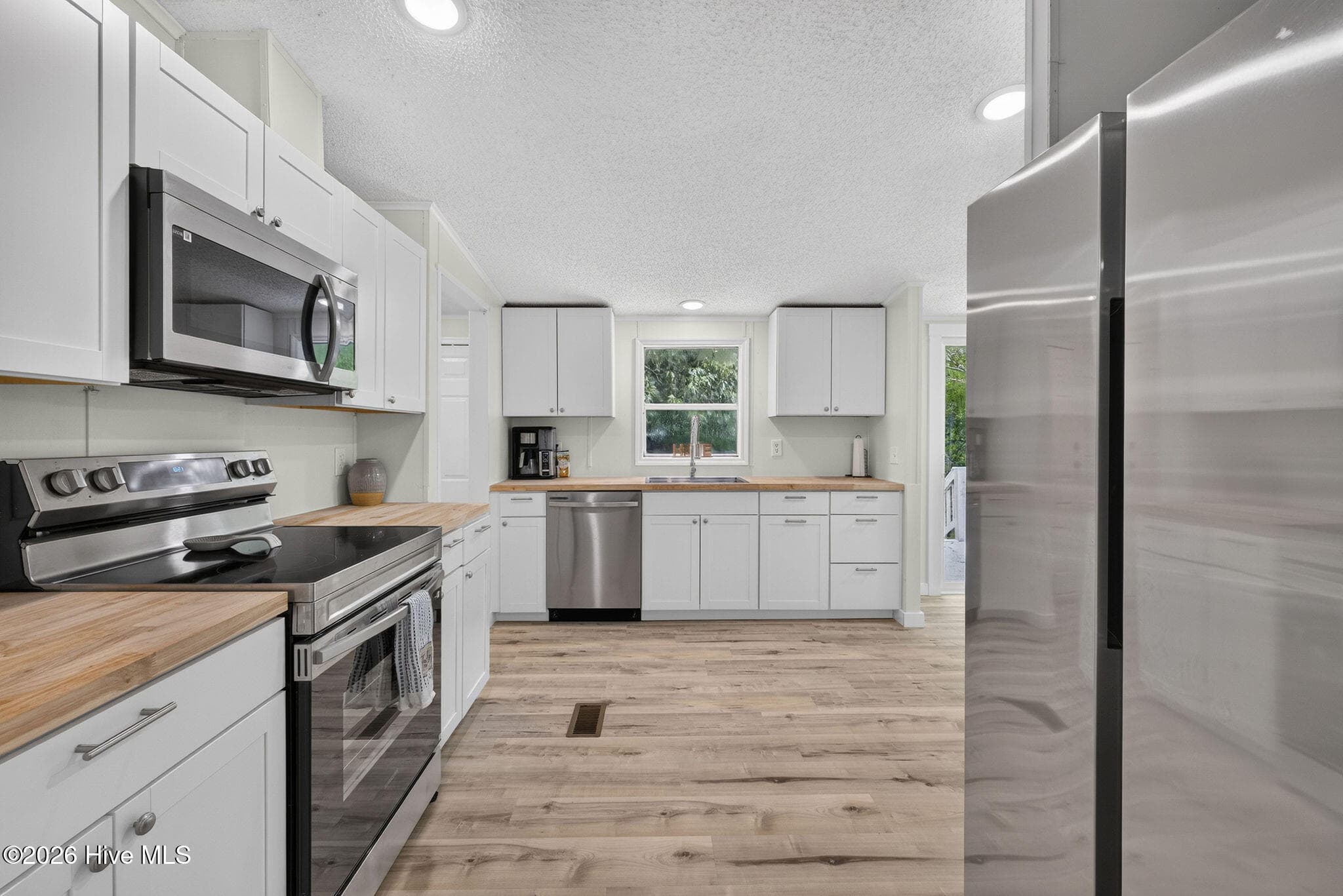Manufactured Home at 145 Bellhammon Forest Drive, Rocky Point, NC 28457, photo 11 of 43