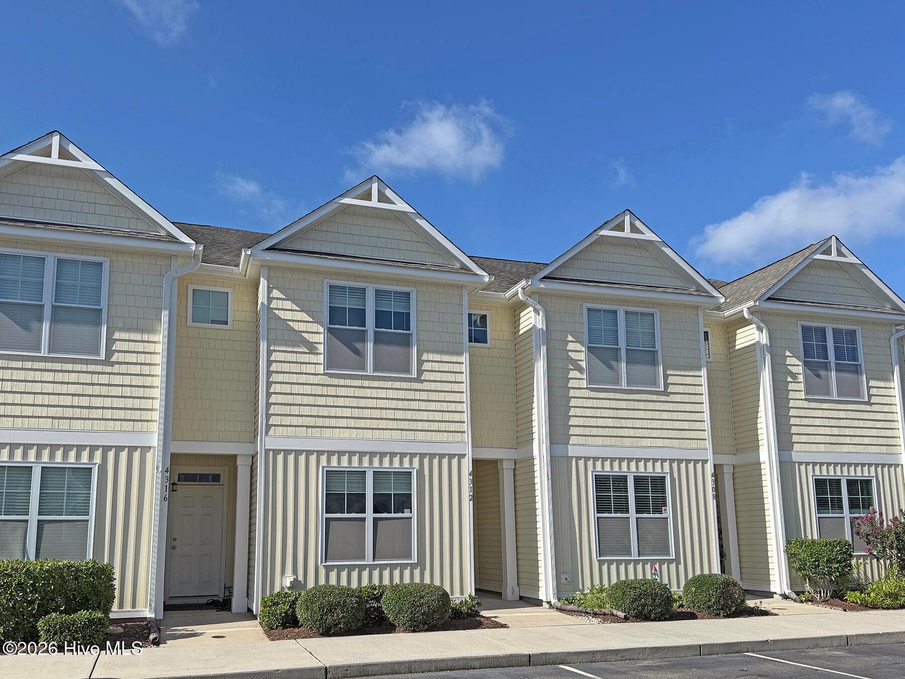 Townhouse at 4312 Eleuthera Lane, Wilmington, NC 28412, photo 6 of 40