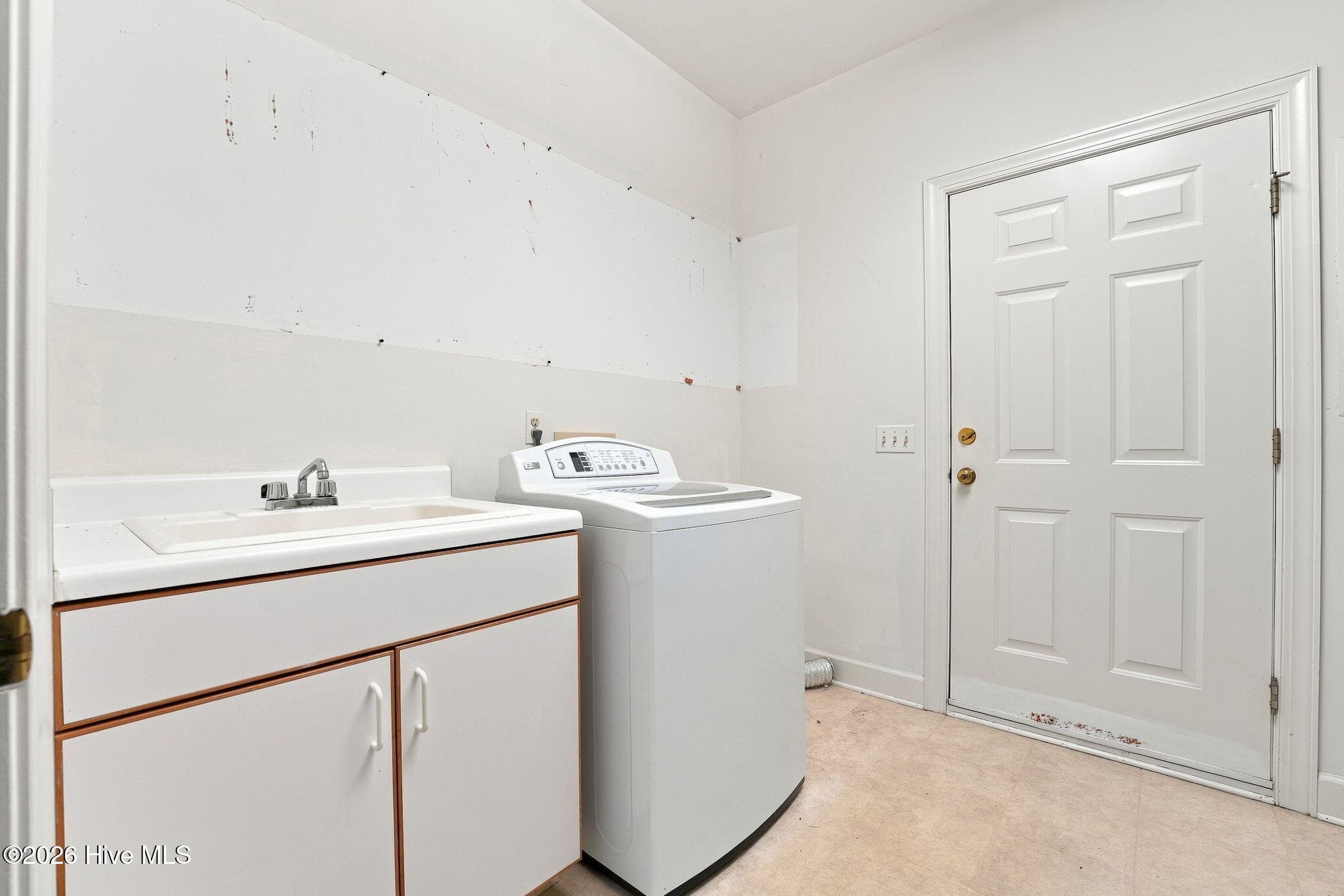Laundry Room with Utility Sink - 42 Alston Place, Southern Pines, NC 28387