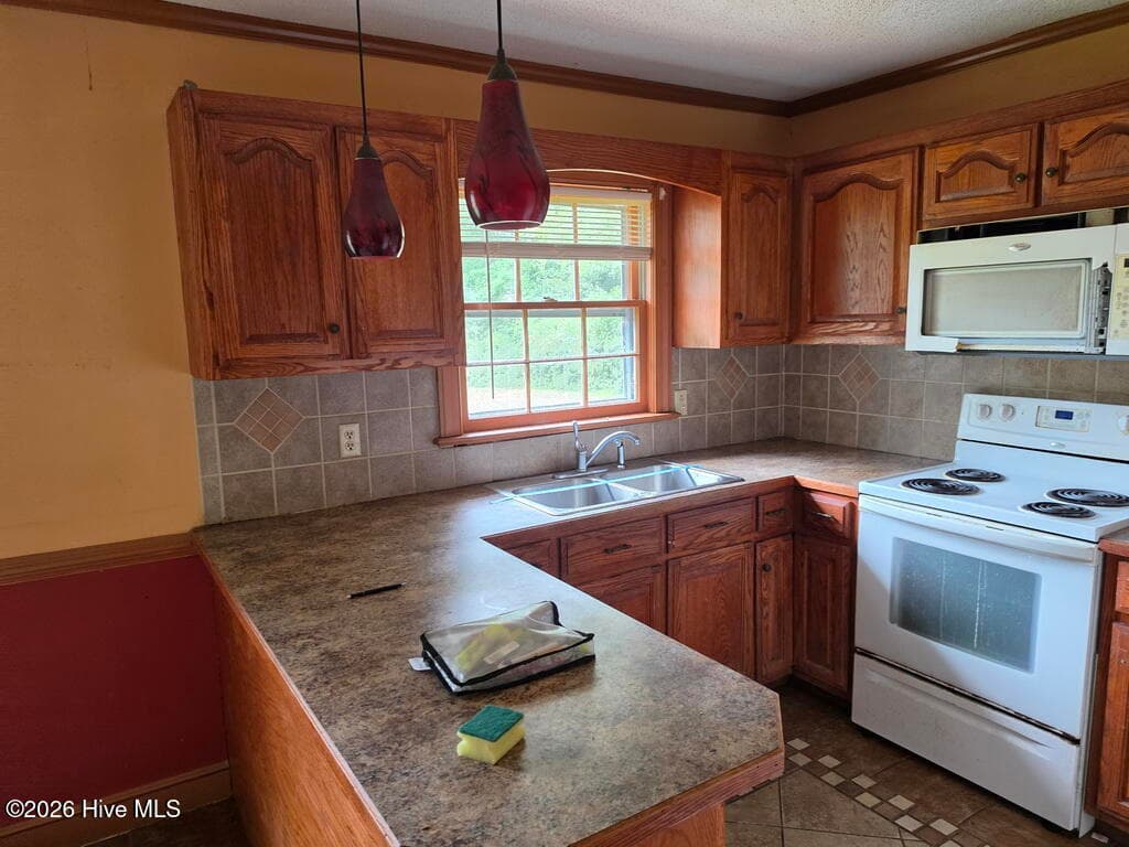 Single Family Residence at 2211 Tanglewood Drive, Kinston, NC 28504, photo 7 of 15