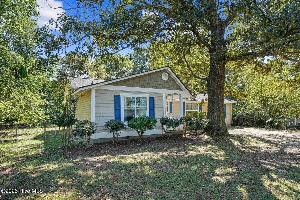 Single Family Residence at 111 Lakehurst Drive, Dudley, NC 28333, photo 4 of 49